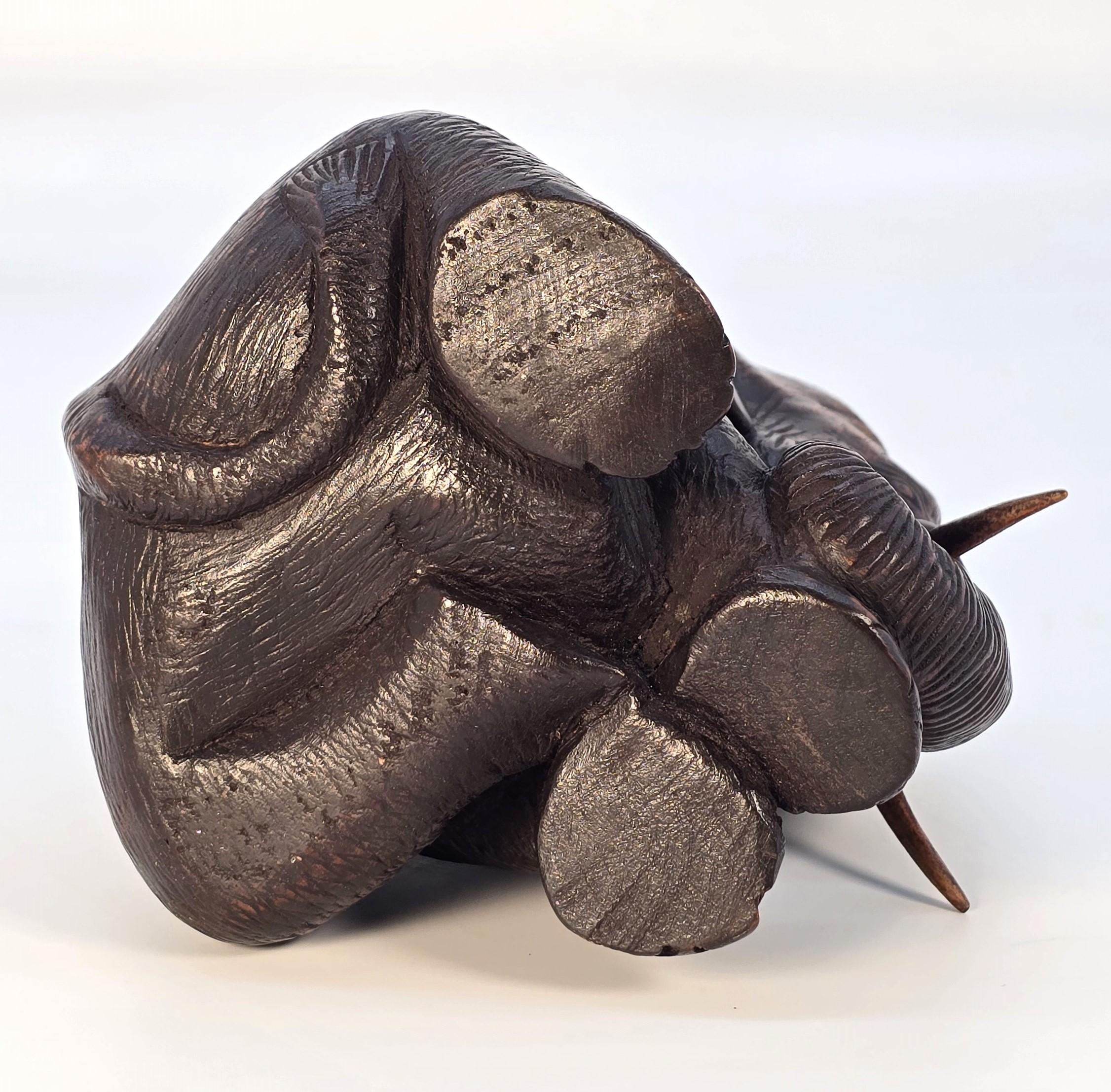 Étude en bois dur sculpté du XIXe siècle représentant un éléphant assis, période Raj vers 1890 en vente 4