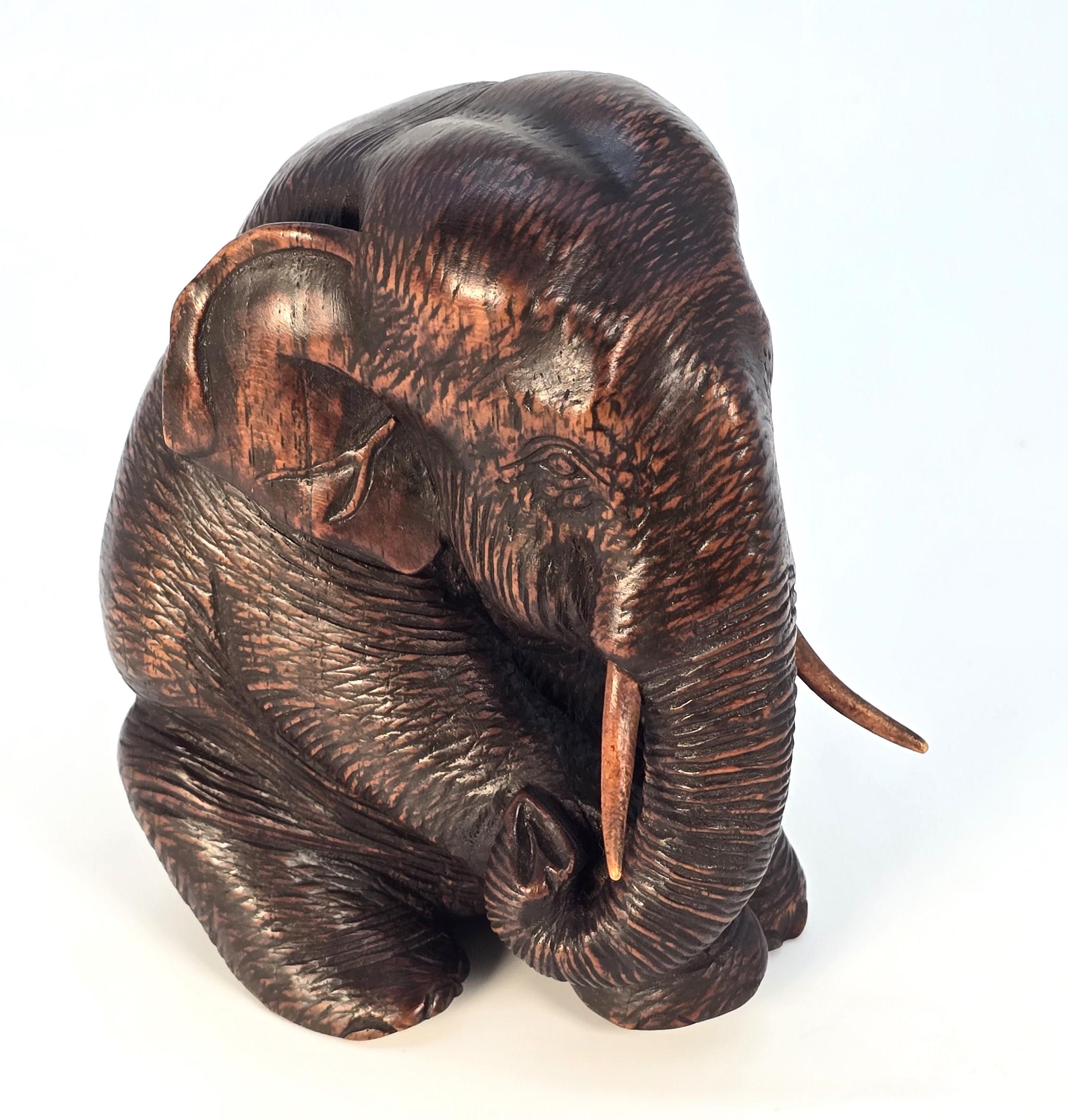 Étude en bois dur sculpté du XIXe siècle représentant un éléphant assis, période Raj vers 1890 en vente 5