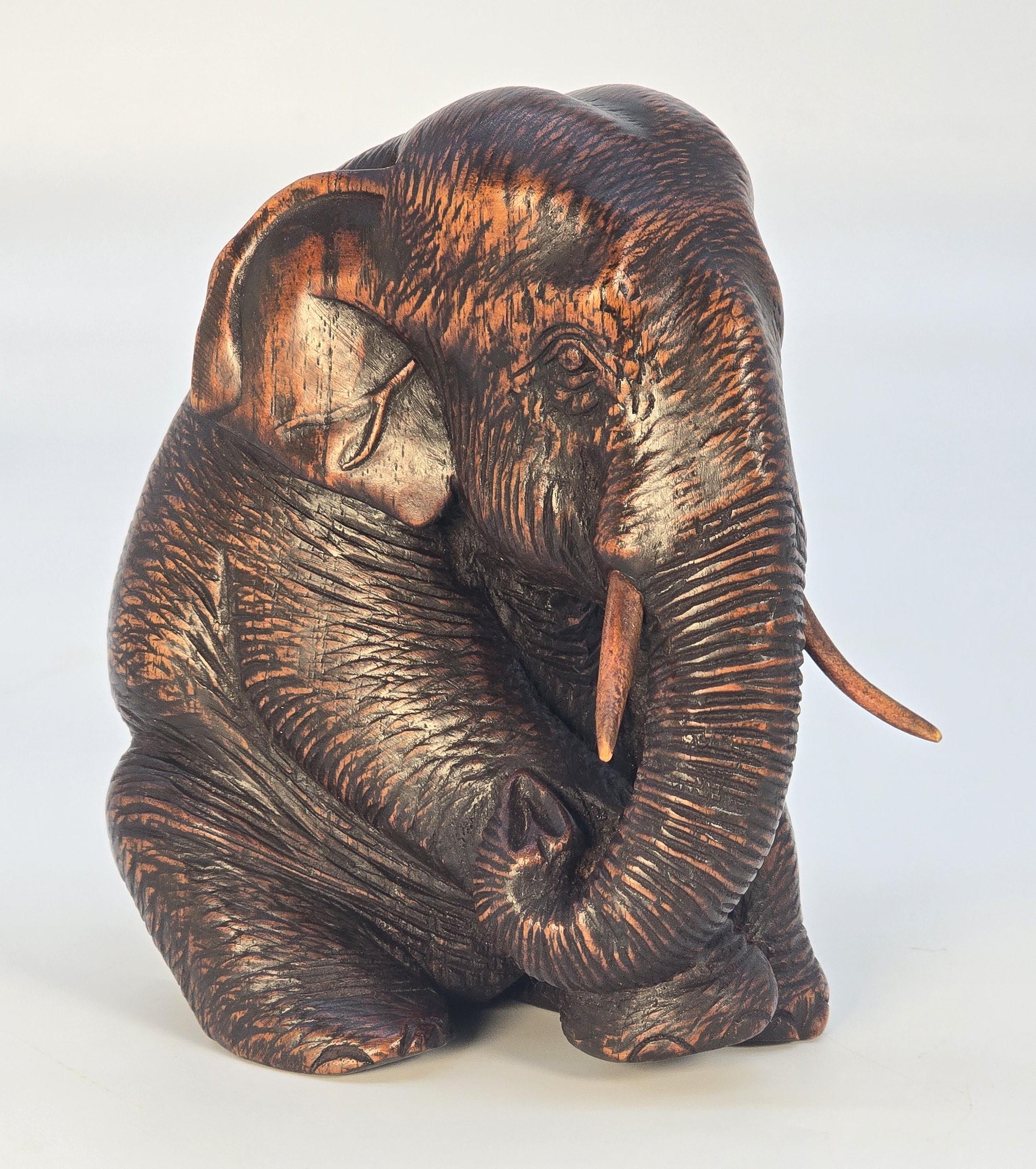 Étude en bois dur sculpté du XIXe siècle représentant un éléphant assis, période Raj vers 1890 en vente 6