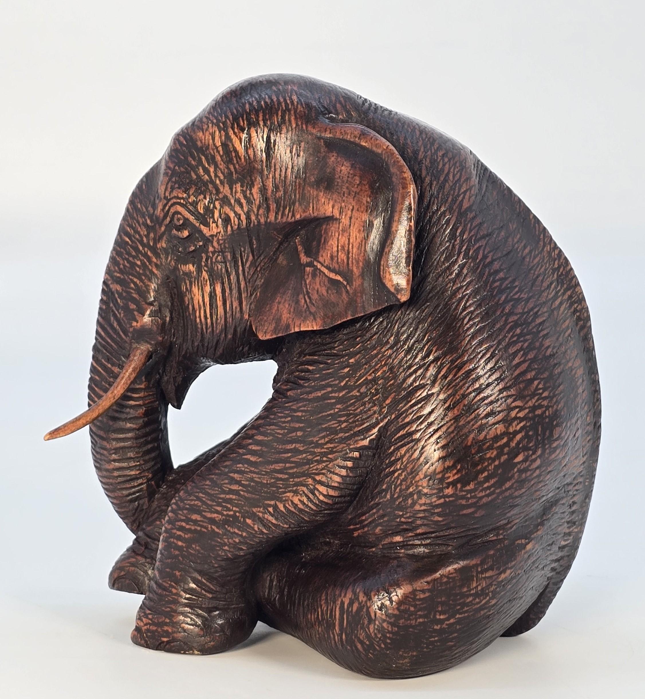 Indien Étude en bois dur sculpté du XIXe siècle représentant un éléphant assis, période Raj vers 1890 en vente