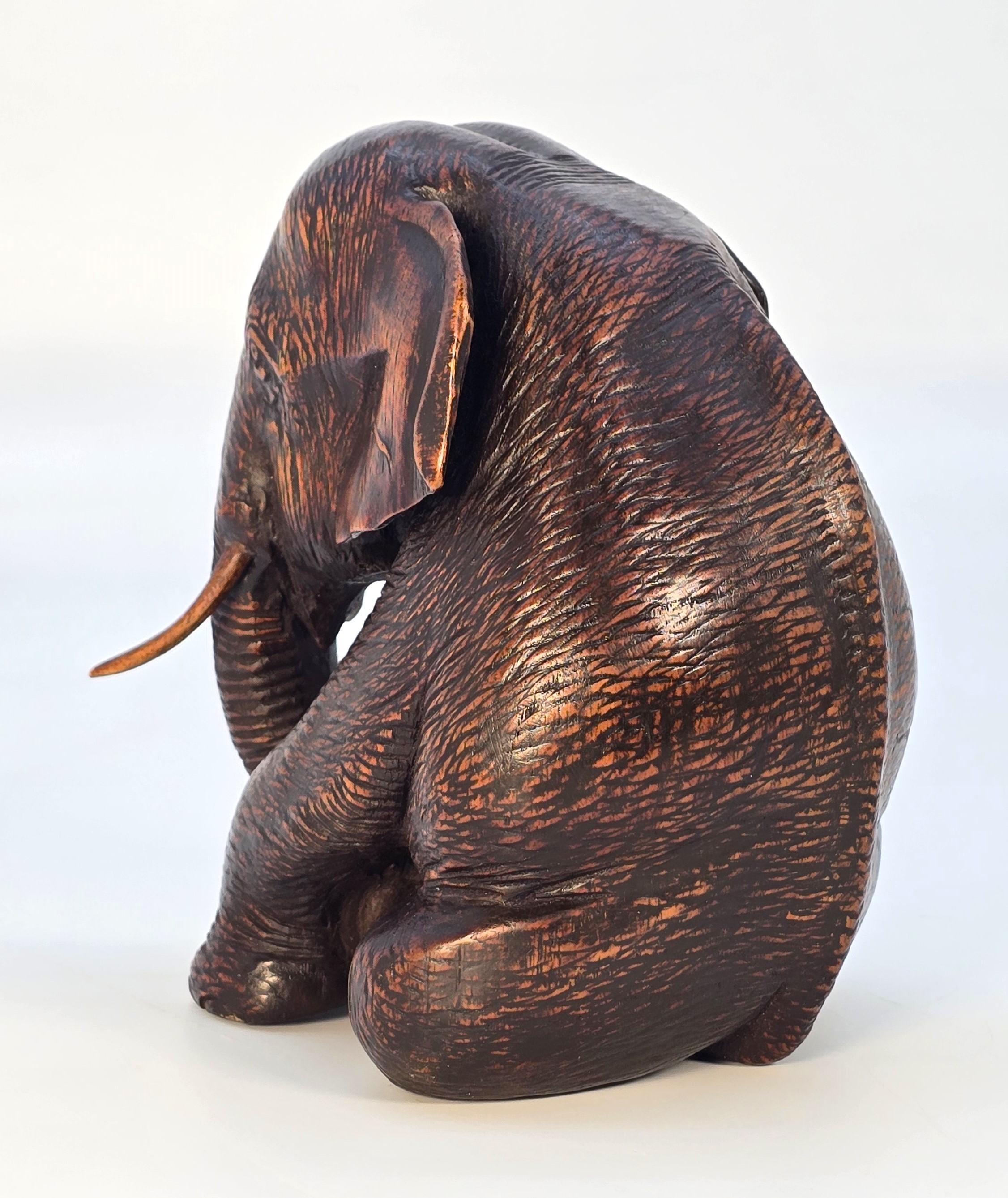 Sculpté Étude en bois dur sculpté du XIXe siècle représentant un éléphant assis, période Raj vers 1890 en vente