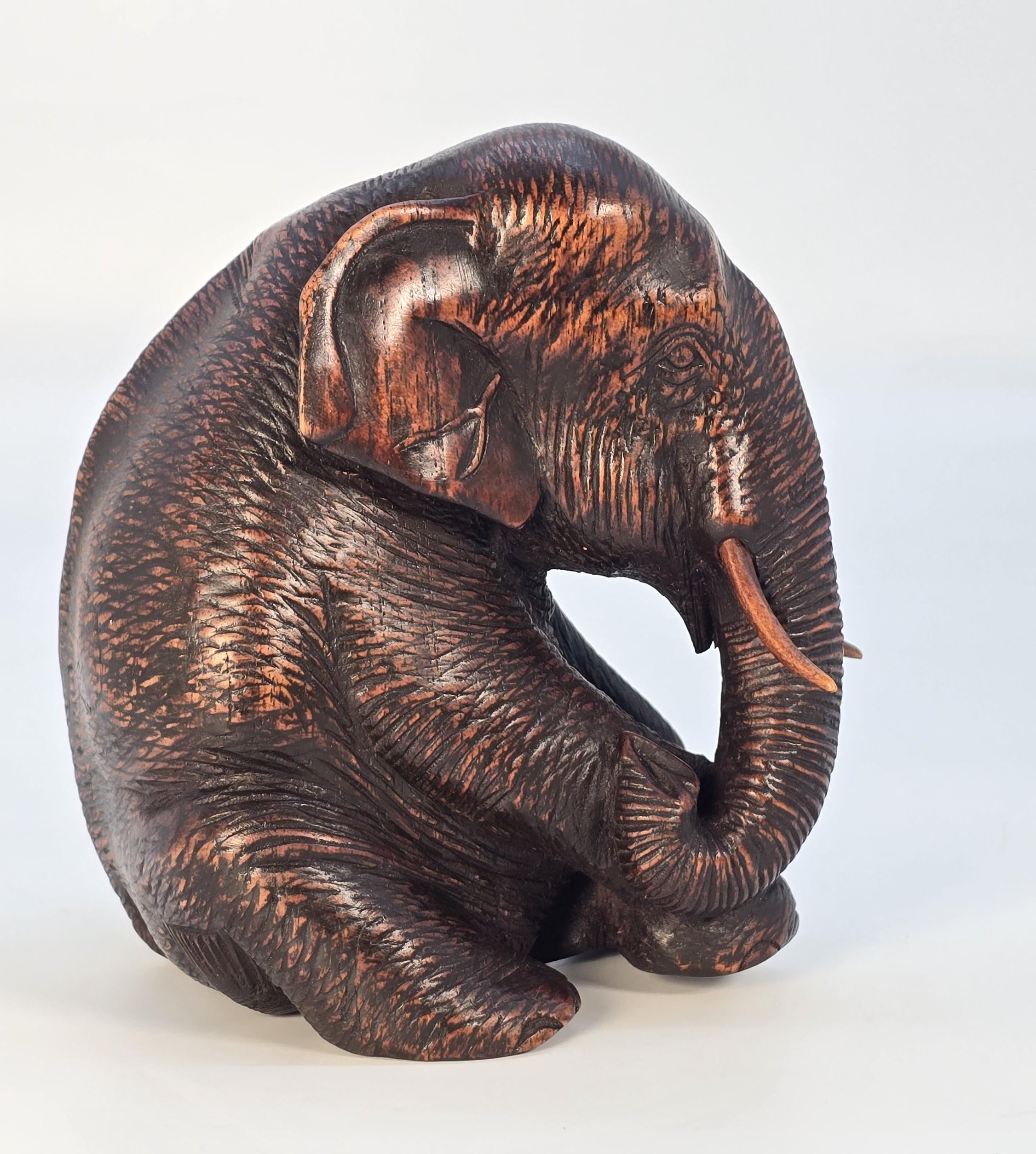 Étude en bois dur sculpté du XIXe siècle représentant un éléphant assis, période Raj vers 1890 en vente 2