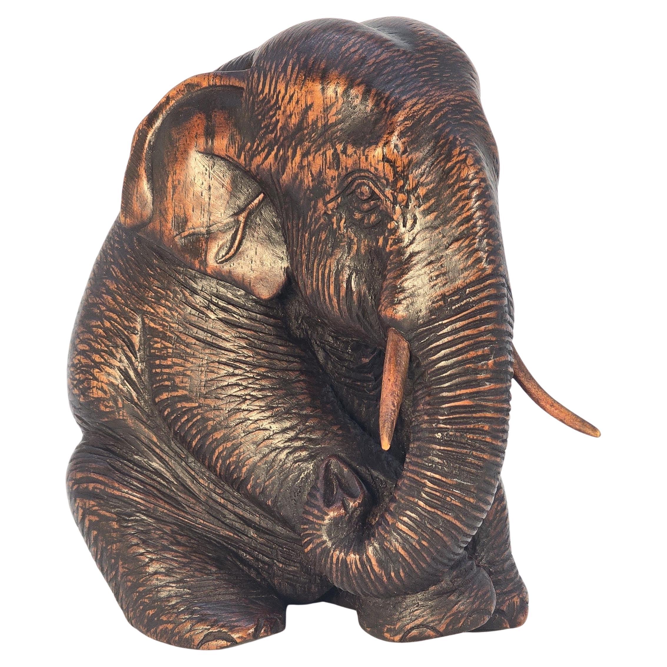Étude en bois dur sculpté du XIXe siècle représentant un éléphant assis, période Raj vers 1890 en vente