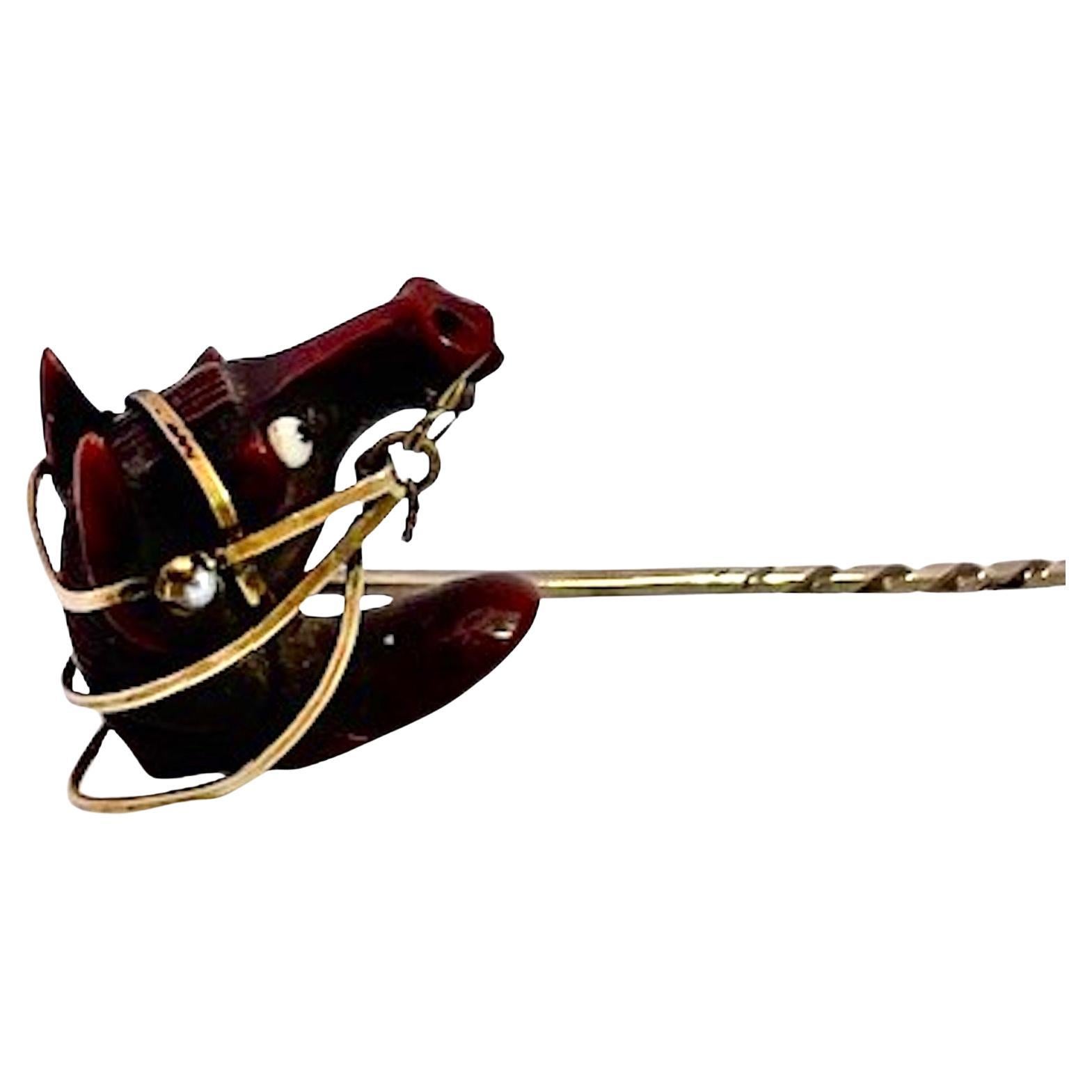 Alfiler de gancho con cabeza de caballo tallada del siglo XIX