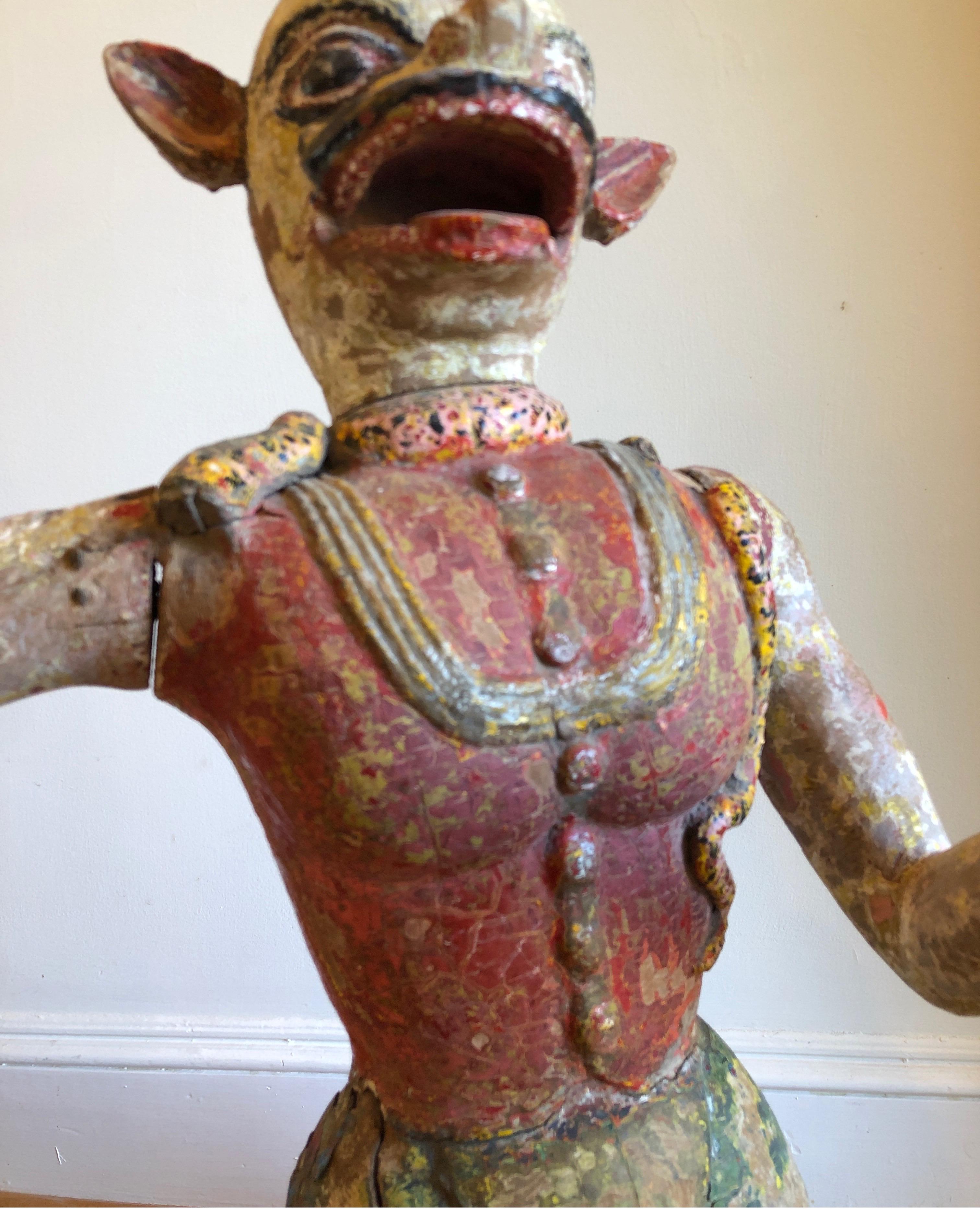 Figurine de dieu du carnaval indien sculptée du XIXe siècle, peinture polychrome sur pied en vente 5