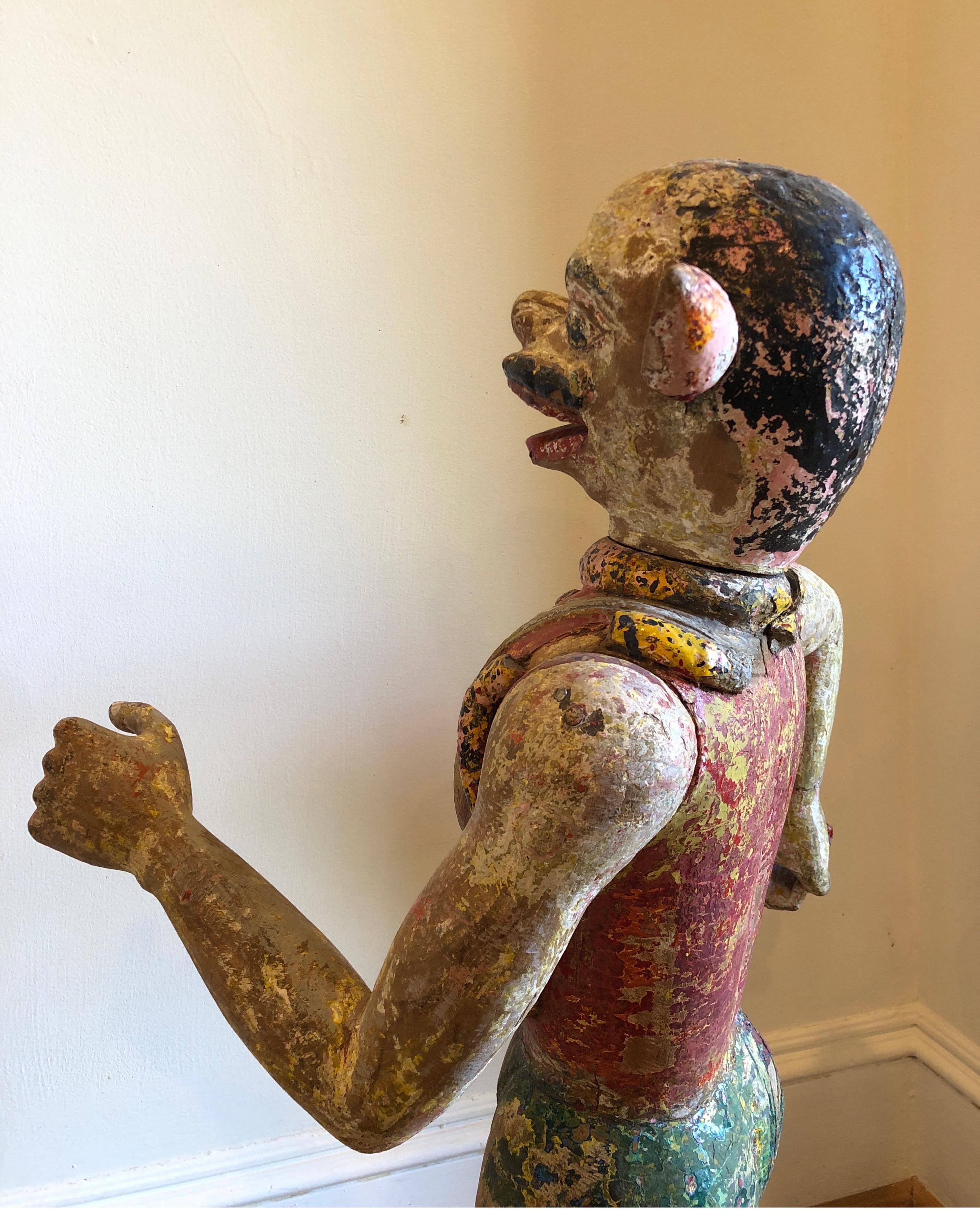 Sculpté à la main Figurine de dieu du carnaval indien sculptée du XIXe siècle, peinture polychrome sur pied en vente