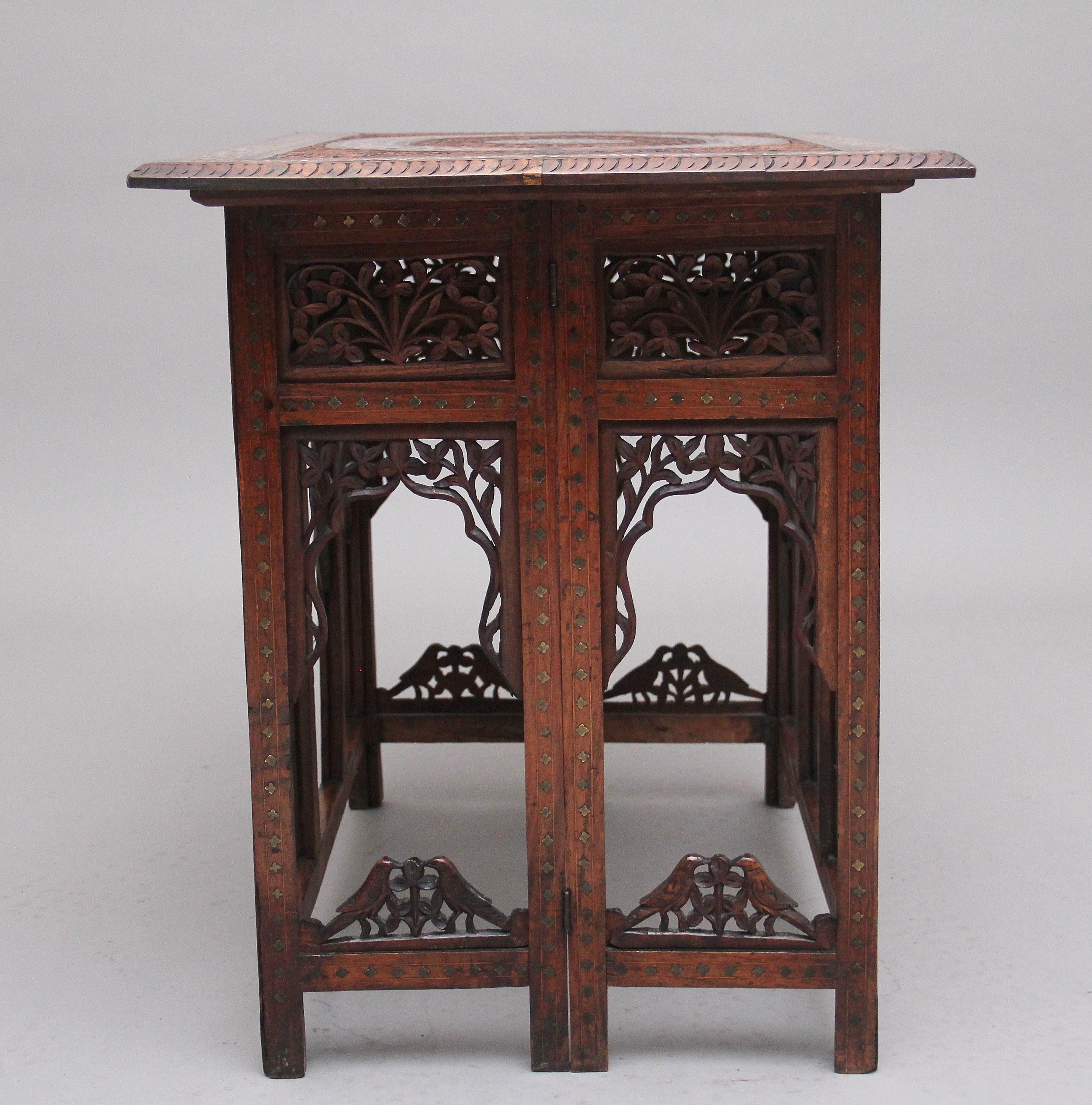 Indien Table d'appoint indienne sculptée du 19ème siècle en vente