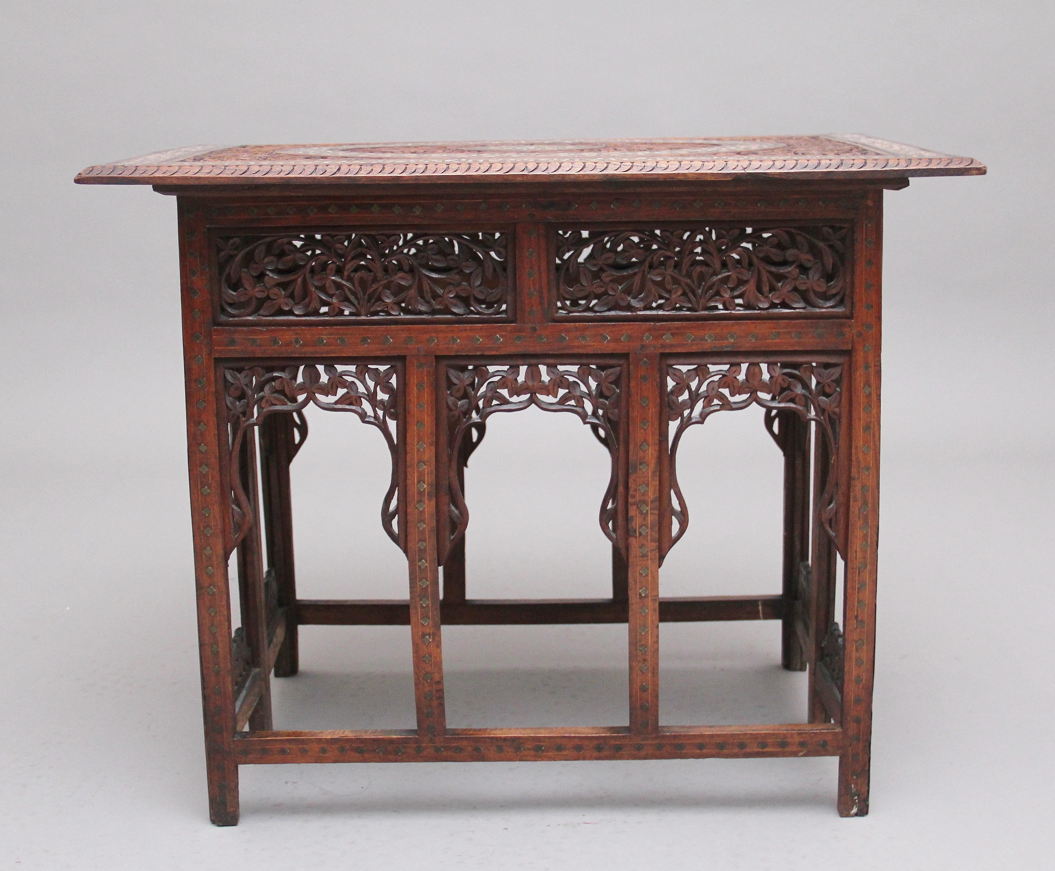 Table d'appoint indienne sculptée du 19ème siècle Bon état - En vente à Martlesham, GB