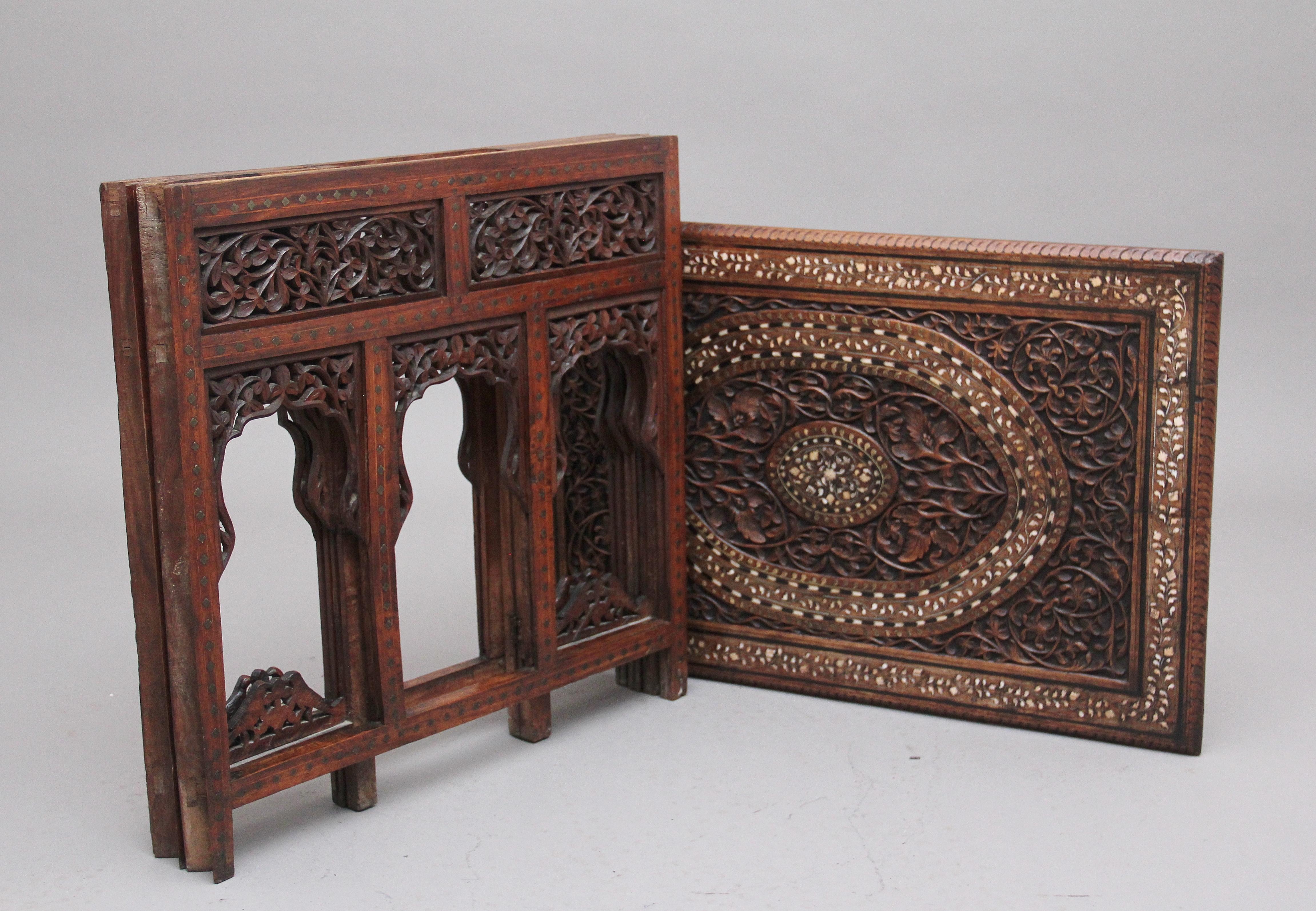 Table d'appoint indienne sculptée du 19ème siècle en vente 1