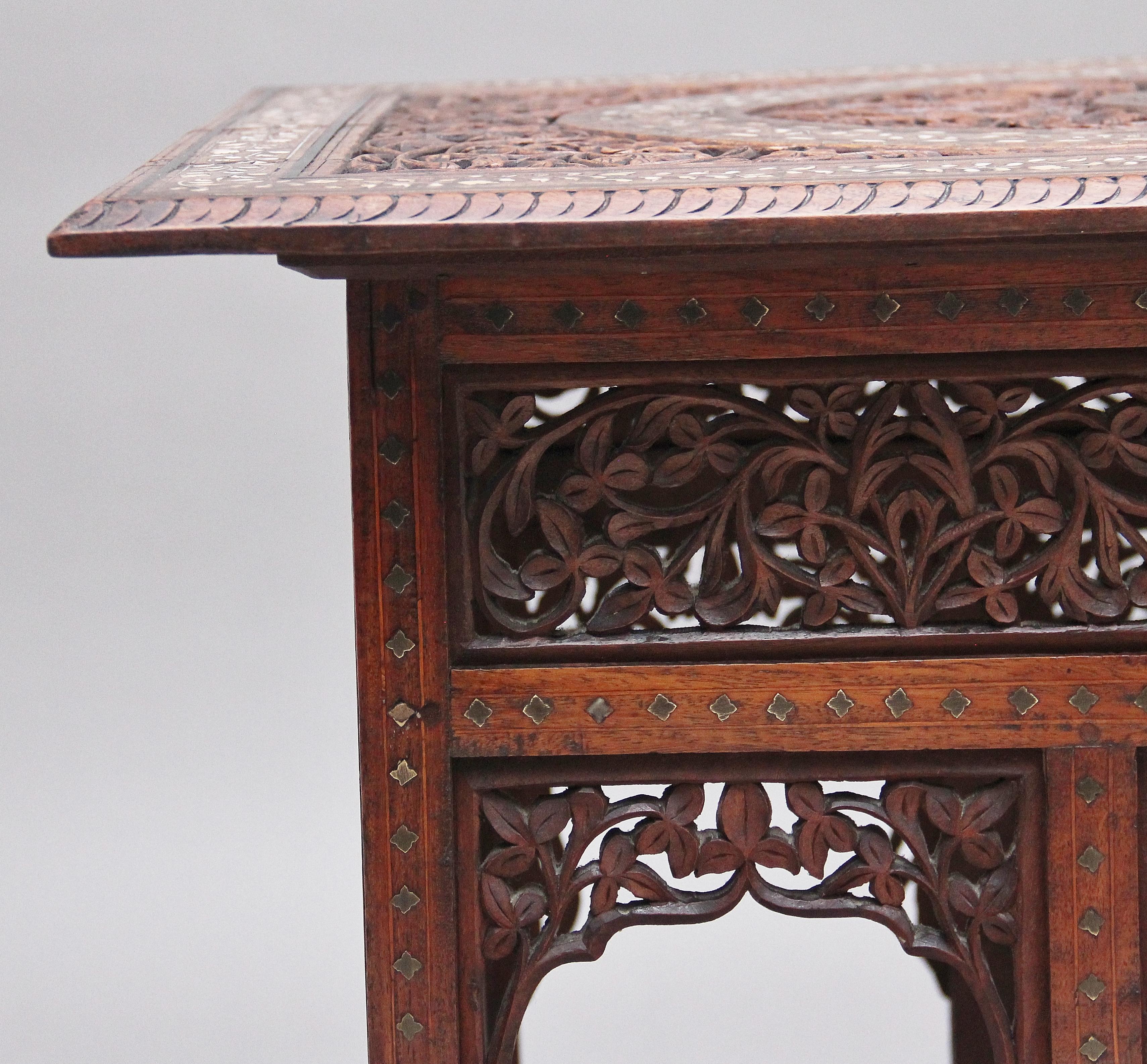 Table d'appoint indienne sculptée du 19ème siècle en vente 2
