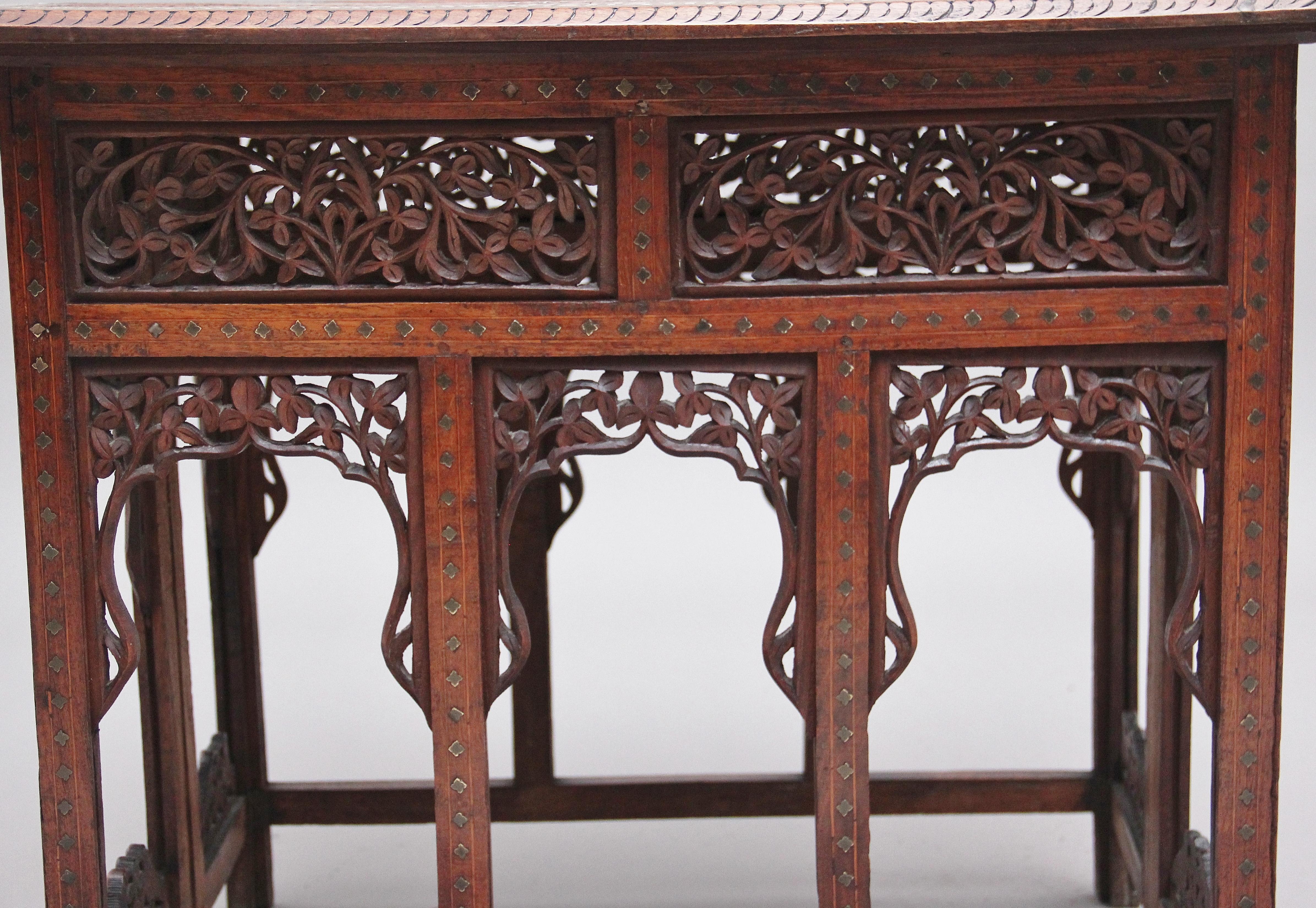 Table d'appoint indienne sculptée du 19ème siècle en vente 3