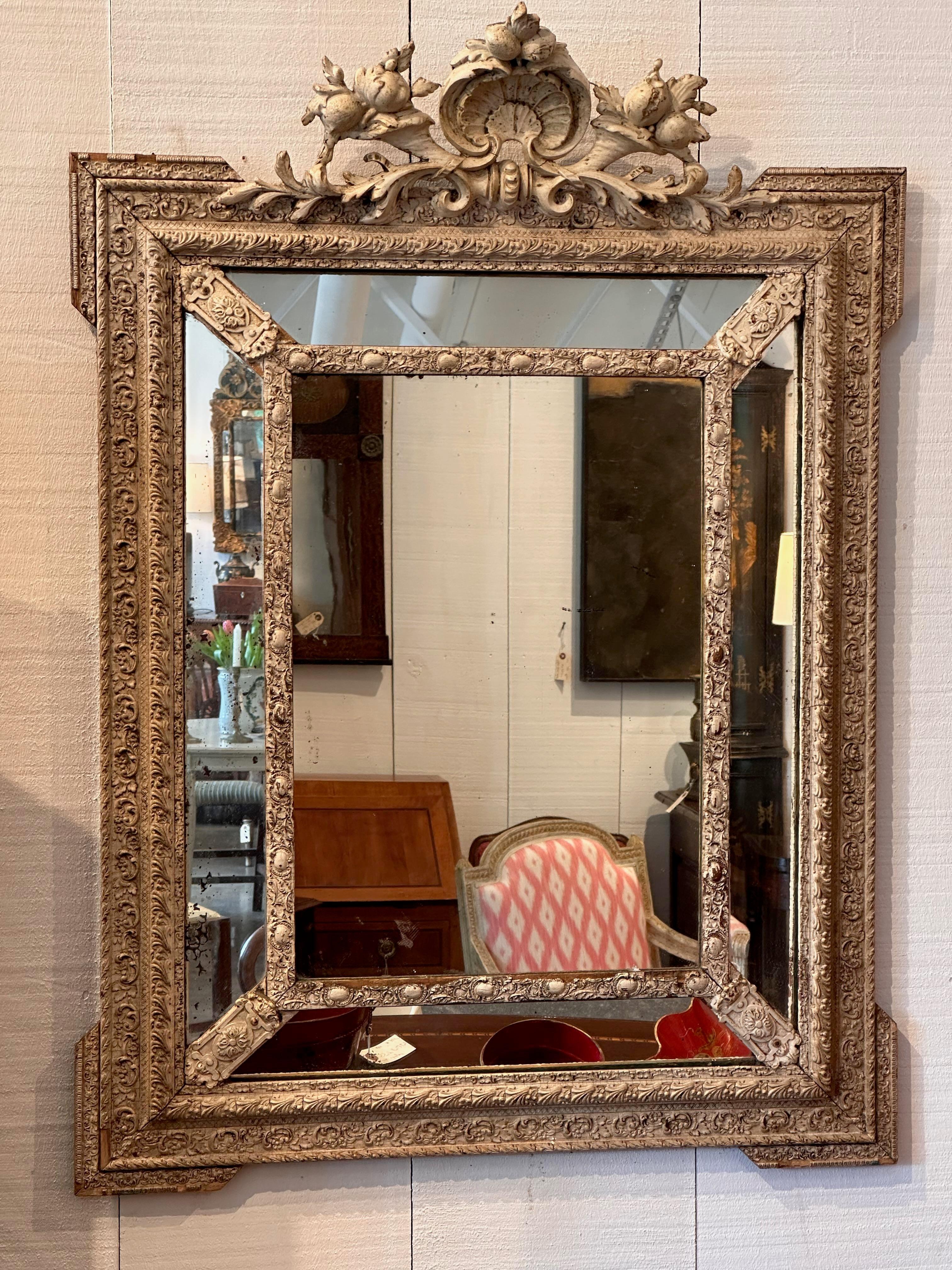 Joli miroir italien. Fabriqué au 19e siècle.