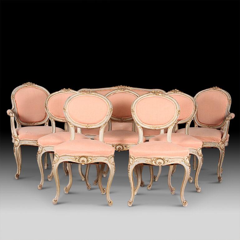 Ein hübsches italienisches Salonset im Rokokostil des 19. Jahrhunderts. Mit kunstvoll geschnitztem Rücken und eleganten Cabrio-Beinen. Ursprünglich achtteilige Sitzgruppe, bestehend aus dem Sofa, einem Paar Sesseln und fünf Beistellstühlen. C.