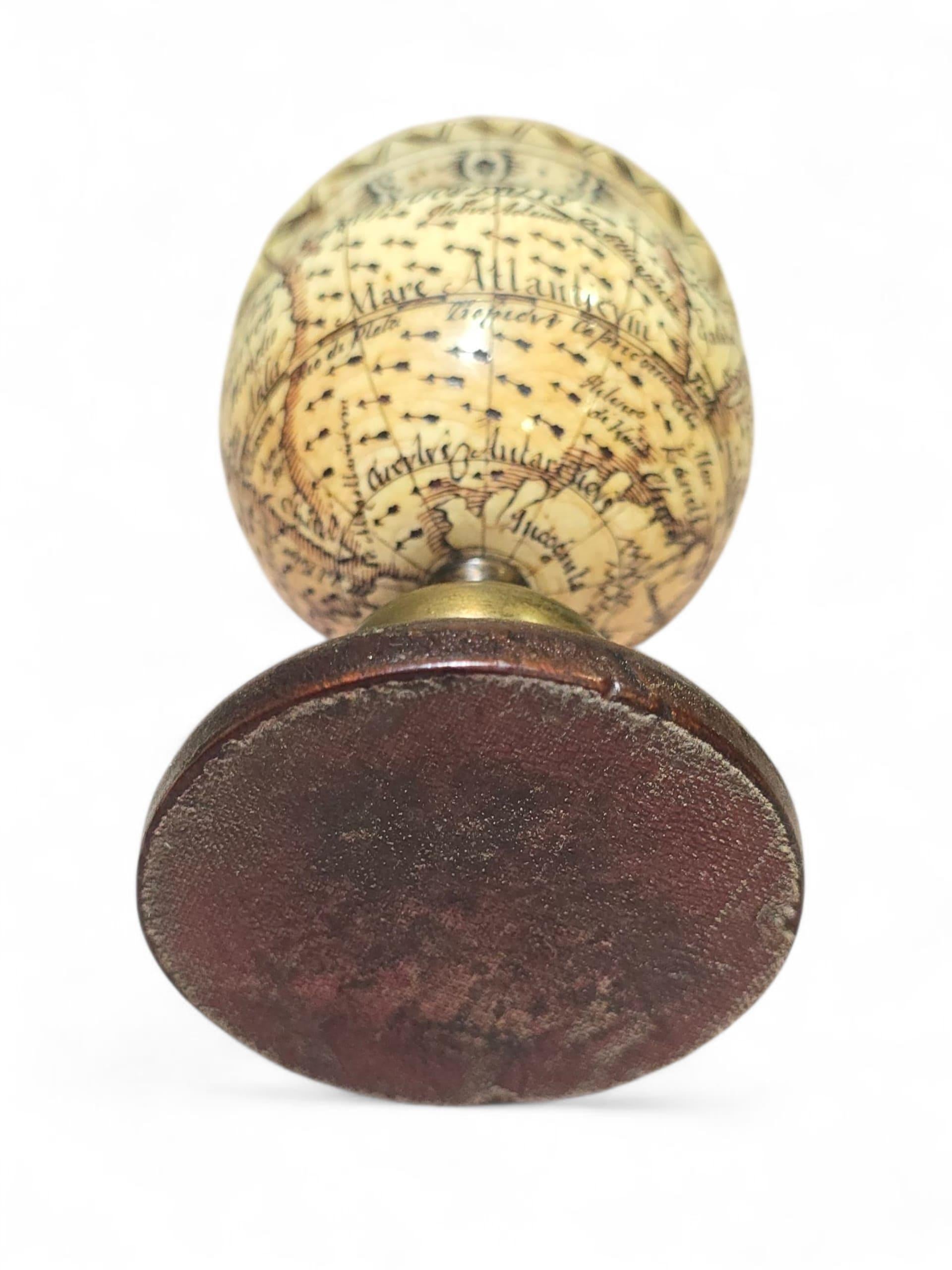 Globe terrestre en ivoire sculpté du XIXe siècle avec cadran solaire caché en vente 5