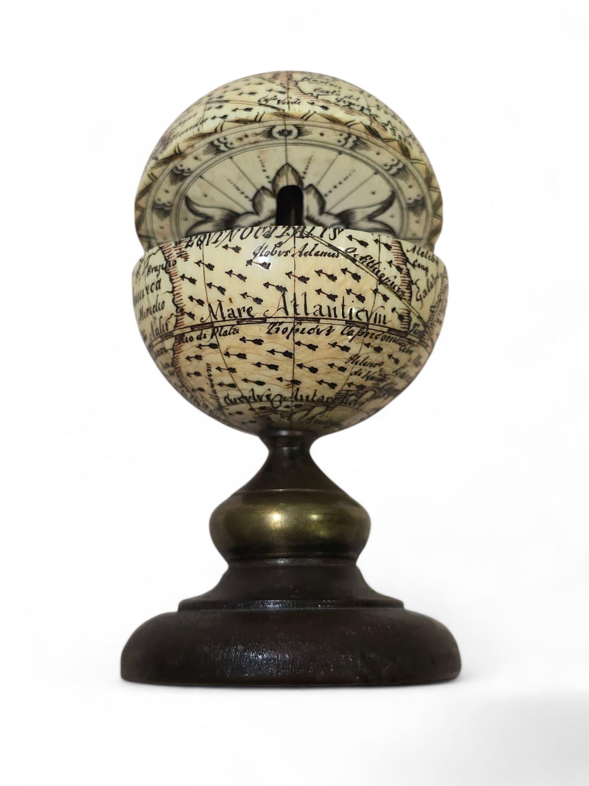 Globe terrestre en ivoire sculpté du XIXe siècle avec cadran solaire caché en vente 7
