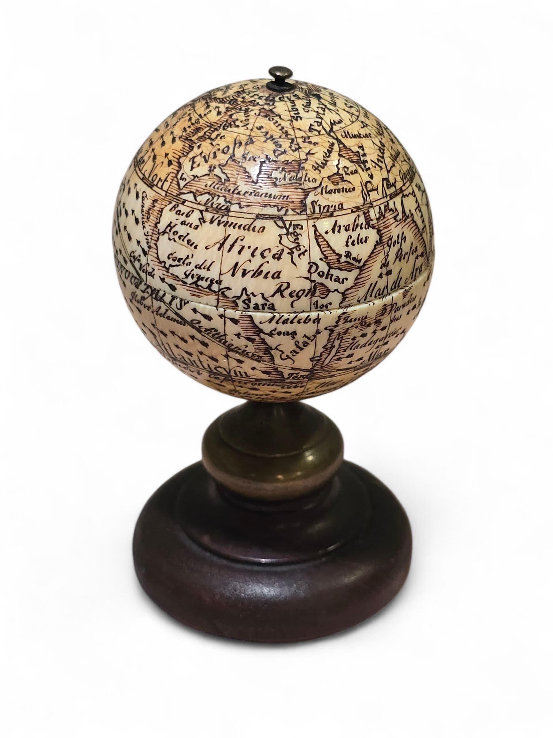 Globe terrestre en ivoire sculpté du XIXe siècle avec cadran solaire caché Bon état - En vente à Madrid, ES