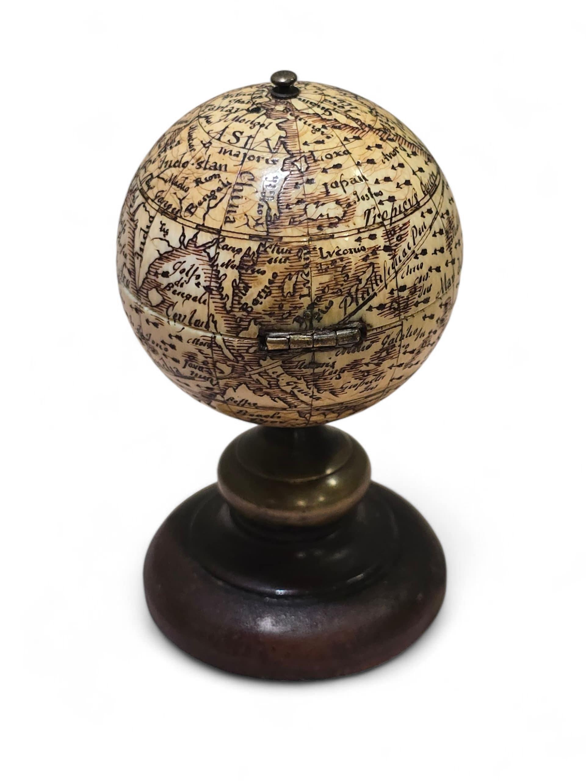 Milieu du XIXe si�ècle Globe terrestre en ivoire sculpté du XIXe siècle avec cadran solaire caché en vente