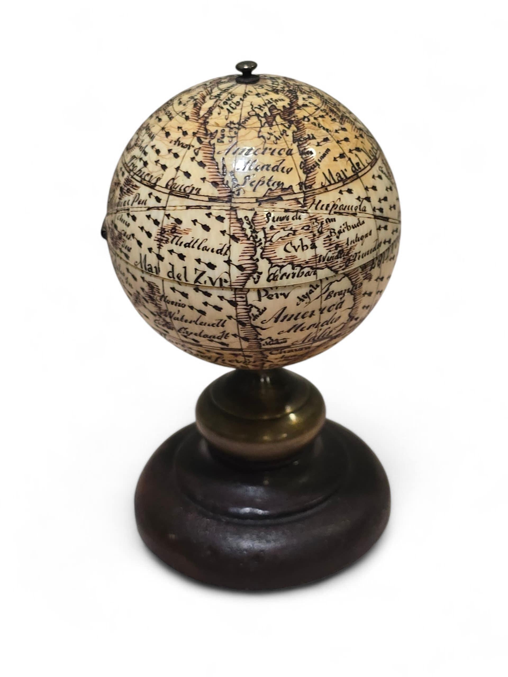 Os Globe terrestre en ivoire sculpté du XIXe siècle avec cadran solaire caché en vente