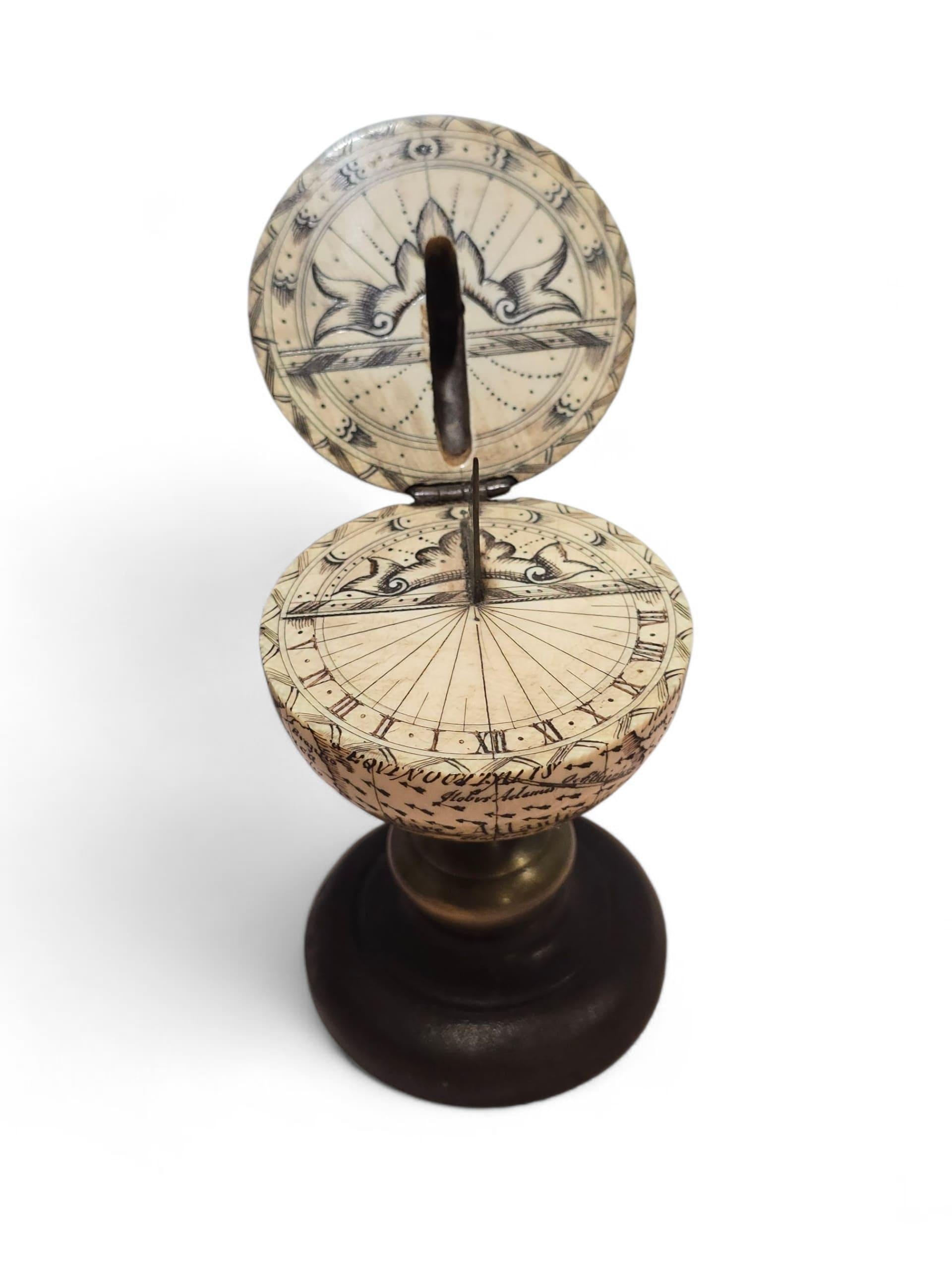 Globe terrestre en ivoire sculpté du XIXe siècle avec cadran solaire caché en vente 1