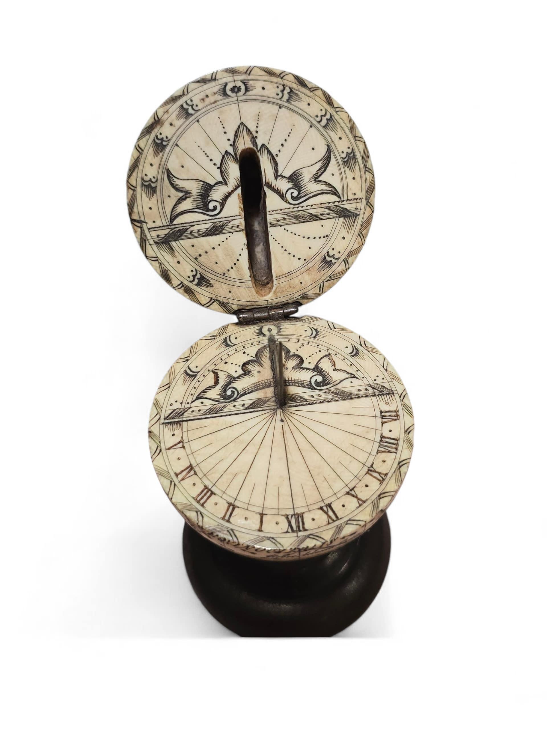 Globe terrestre en ivoire sculpté du XIXe siècle avec cadran solaire caché en vente 2