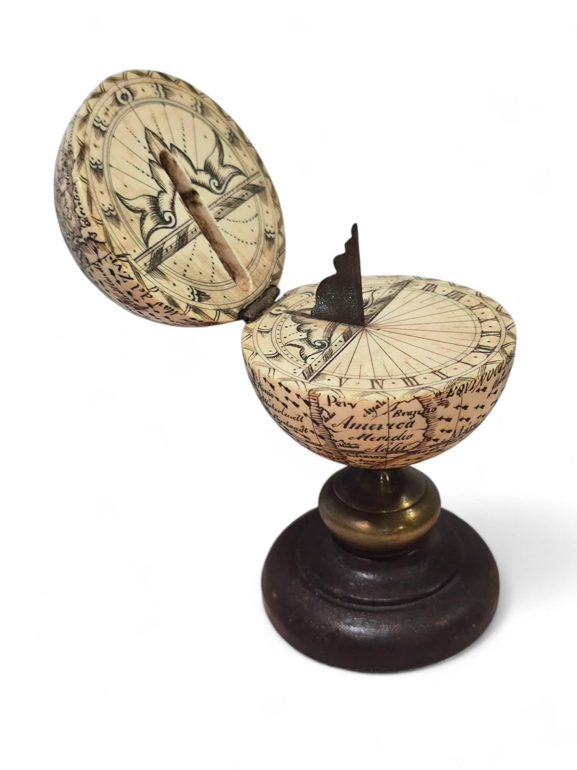 Globe terrestre en ivoire sculpté du XIXe siècle avec cadran solaire caché en vente 3