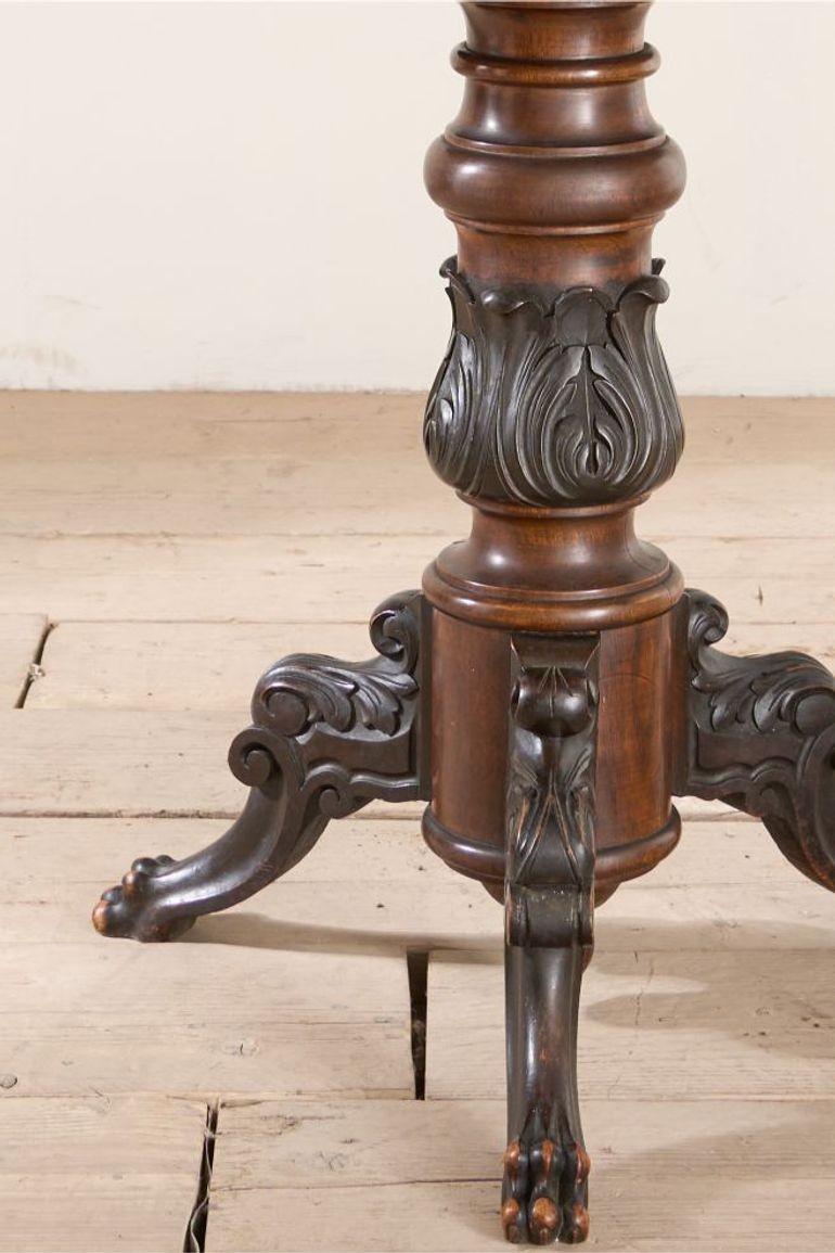 Si tratta di un tavolo Gueridon francese del XIX secolo ben intagliato con piano in marmo bianco. I toni scuri della base intagliata conferiscono all'intero pezzo un fascino più decorativo e i piedi ad artiglio con usura originale sono un bel