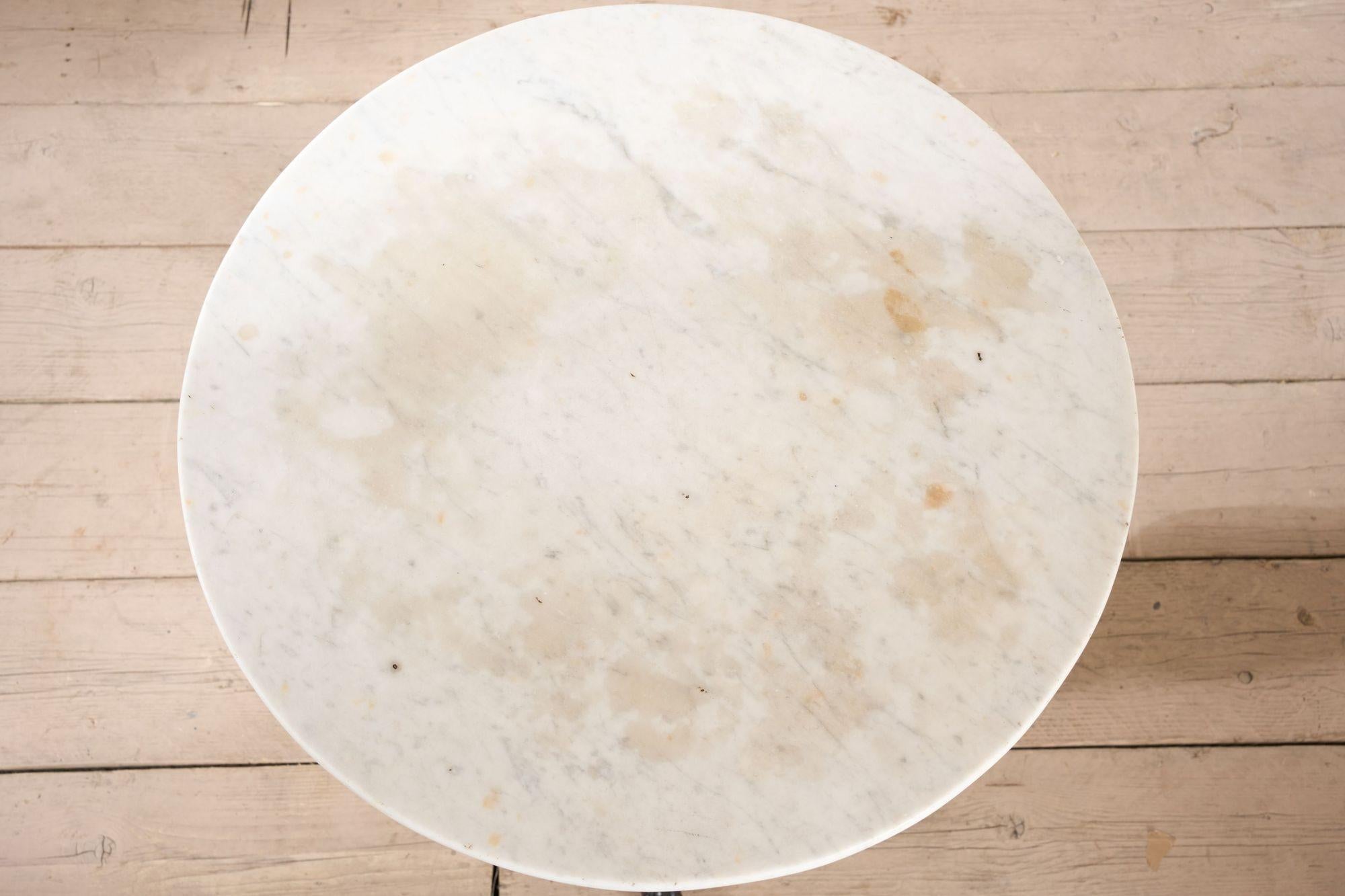 Mogano XIX secolo Tavolo Gueridon in mogano intagliato e marmo bianco in vendita