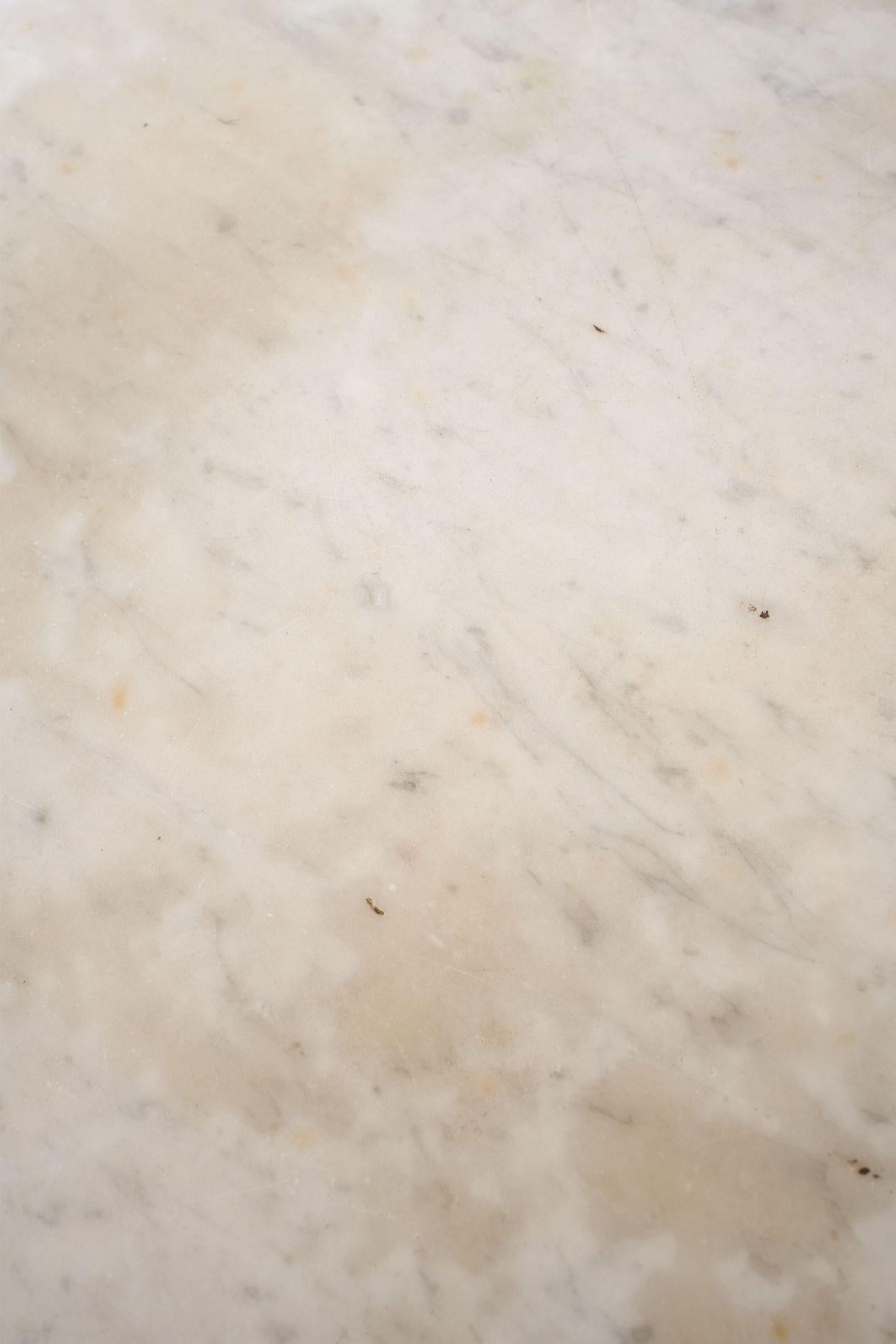 XIX secolo Tavolo Gueridon in mogano intagliato e marmo bianco in vendita 5