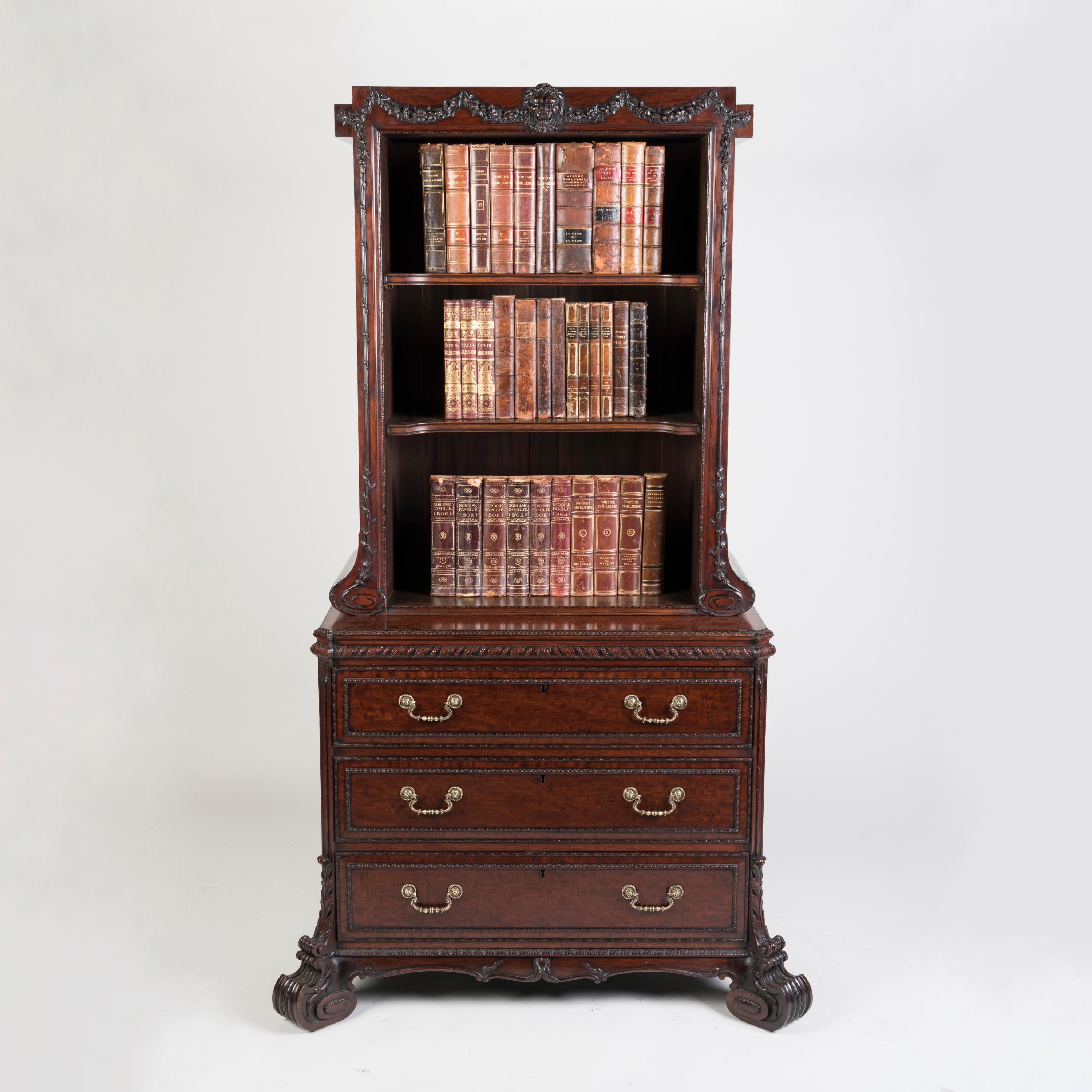 Bibliothèque en acajou sculpté de style George II

par H. Samuel de Londres

Conçue dans le style néo-classique inauguré par Thomas Chippendale, cette bibliothèque en acajou est finement sculptée sur toute sa surface et s'élève sur de volumineux