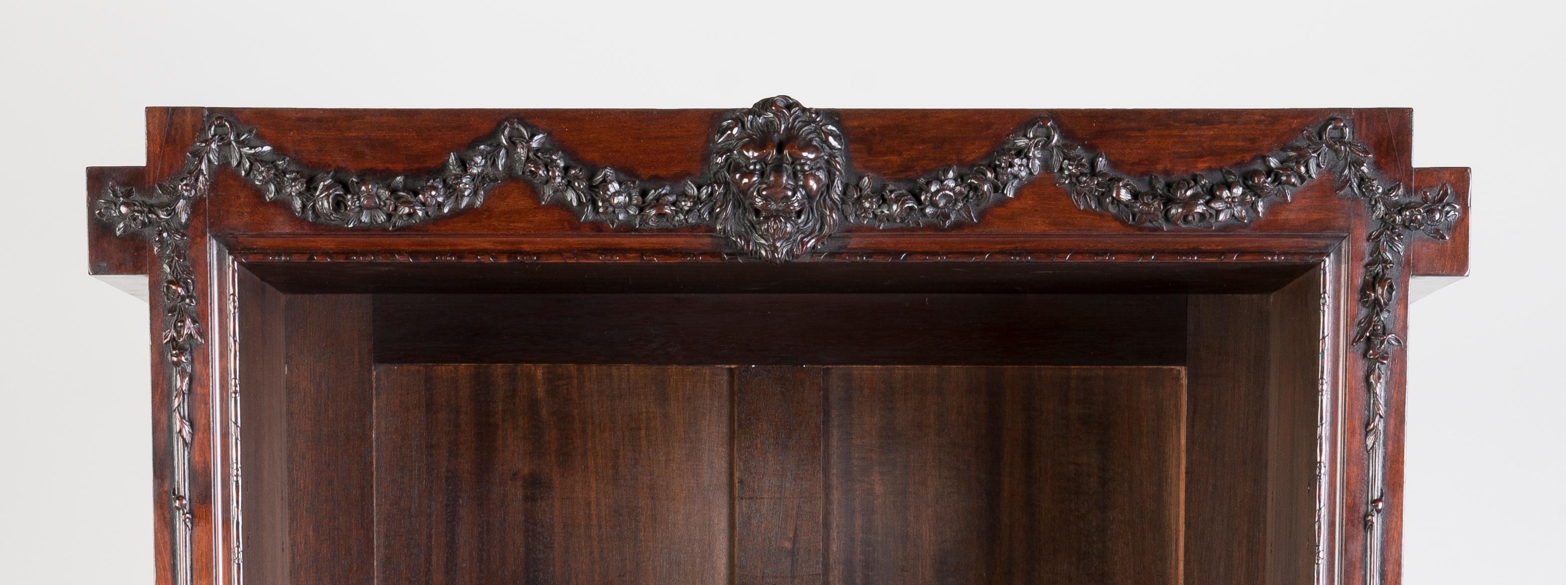 XIXe siècle Bibliothèque de cabinet en acajou sculpté du 19e siècle par H. Samuel de style géorgien en vente