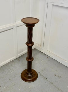 Torchère à piédestal en acajou sculpté du 19ème siècle