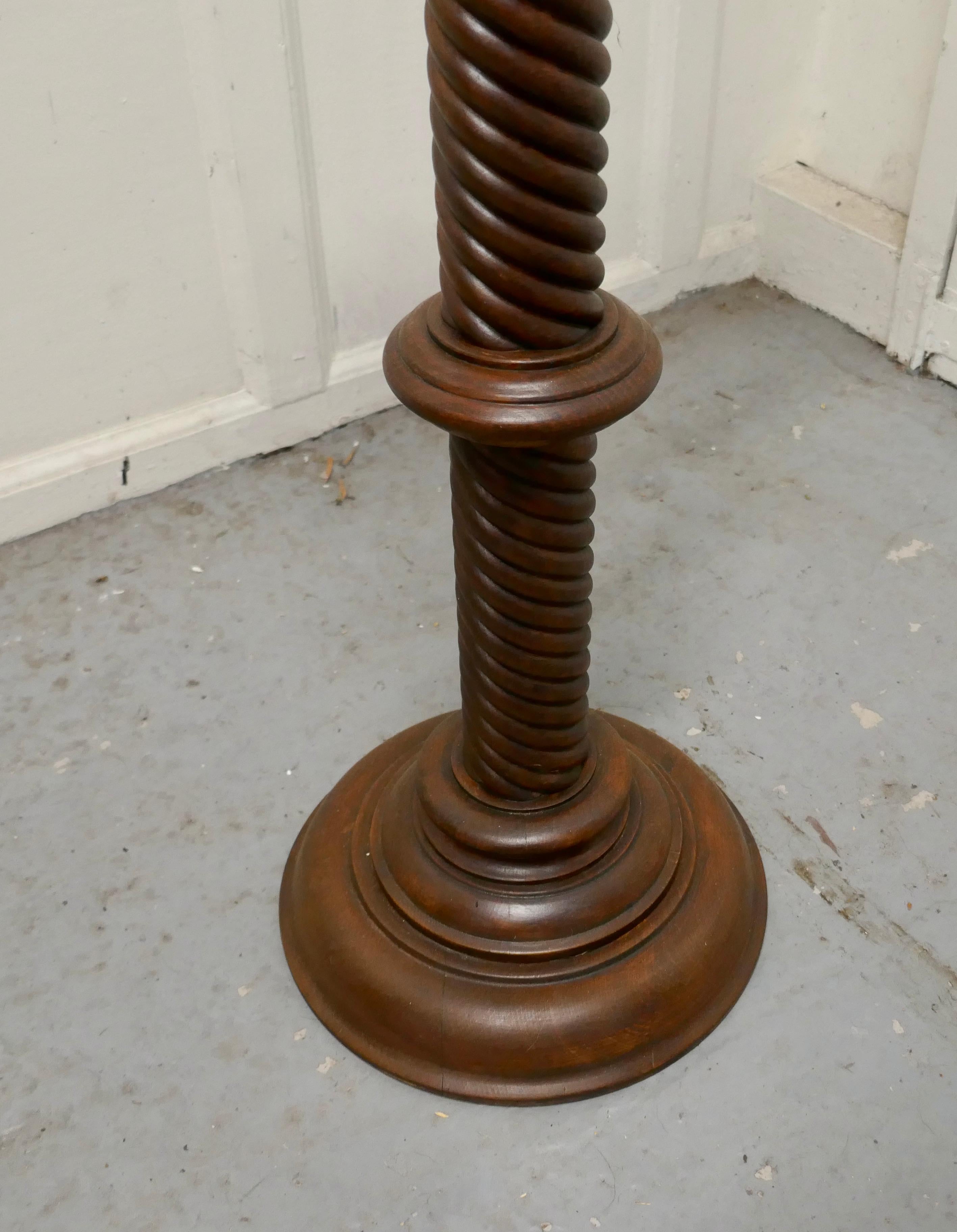 19th Century Carved Mahogany Pedestal Torchere In Good Condition For Sale In Chillerton, Isle of Wight