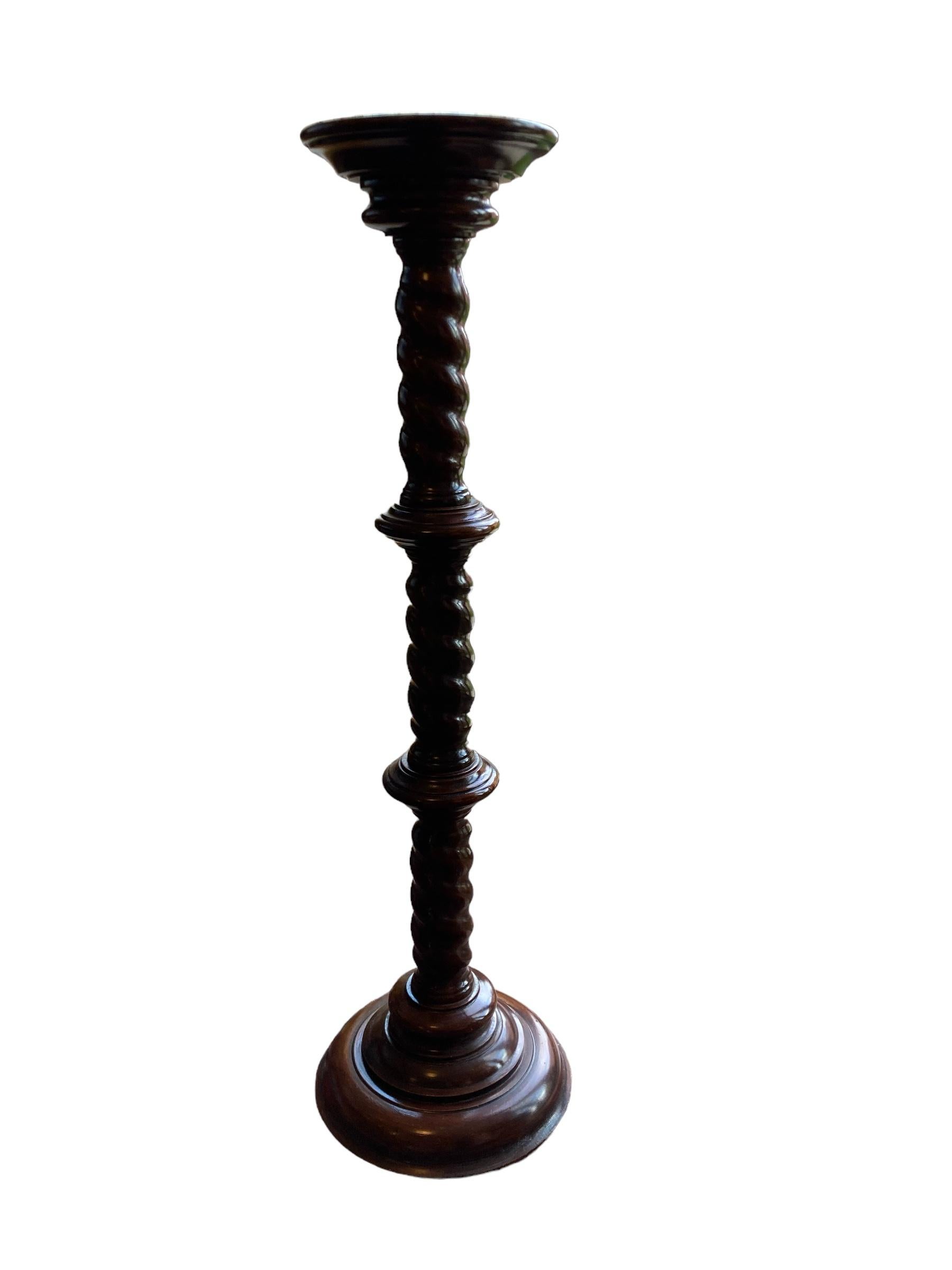 Torchère à piédestal en acajou sculpté du XIXe siècle, avec un motif captivant de torsion d'orge. Fabriquée avec précision et souci du détail, cette pièce exquise ajoute une touche de sophistication à tout espace. Fabriquée en acajou foncé, sa