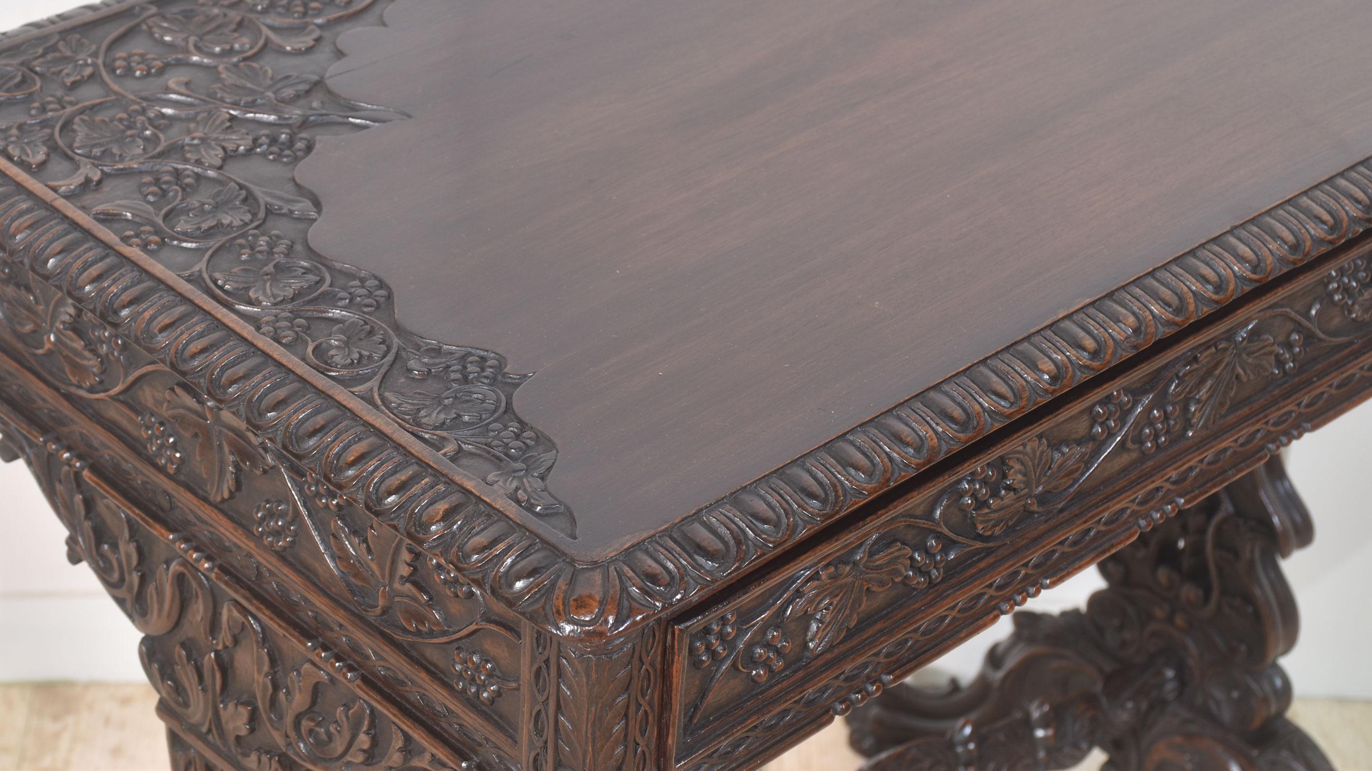 Table d'appoint en acajou sculpté du 19e siècle en vente 4