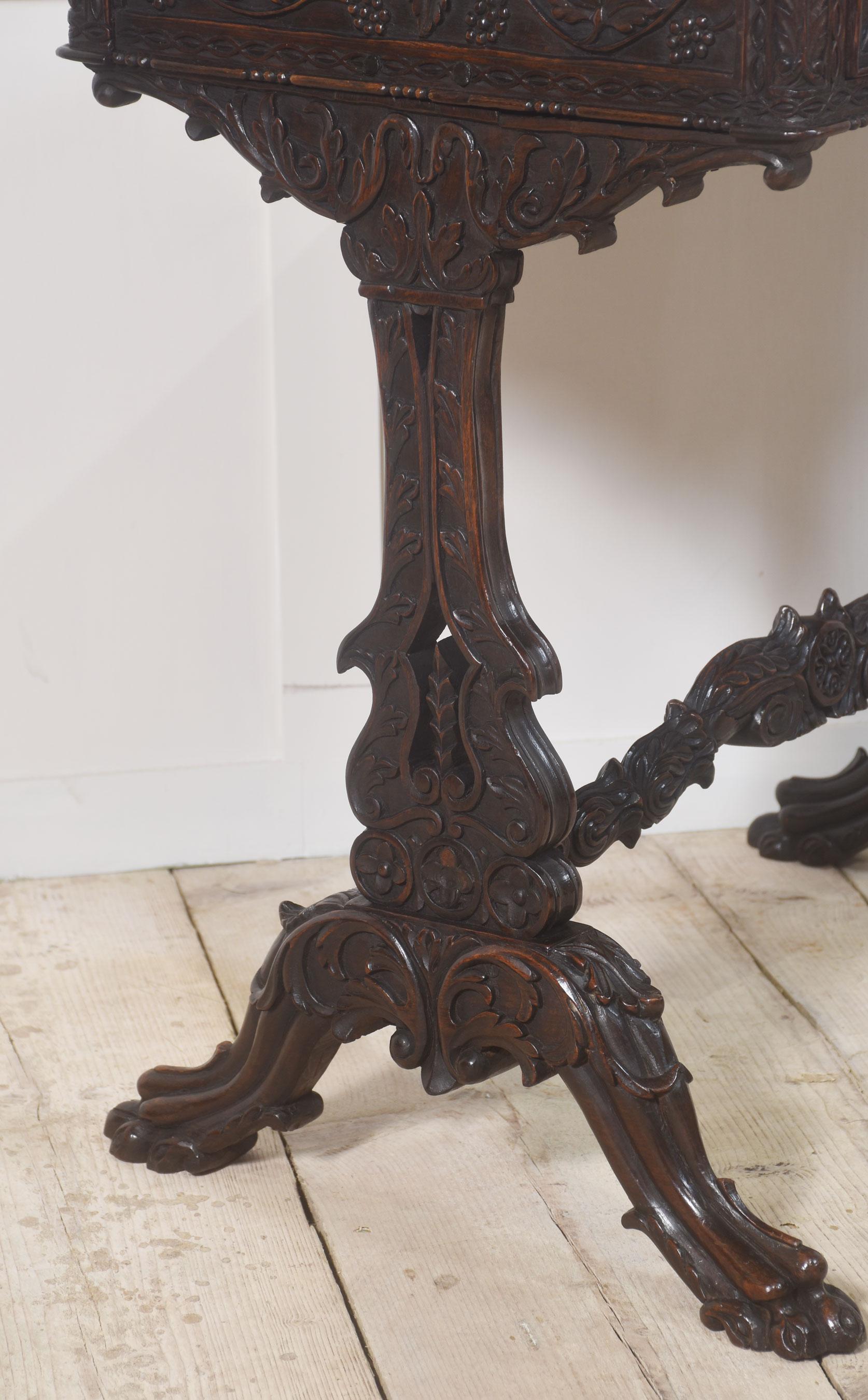 Table d'appoint en acajou sculpté du 19e siècle en vente 5