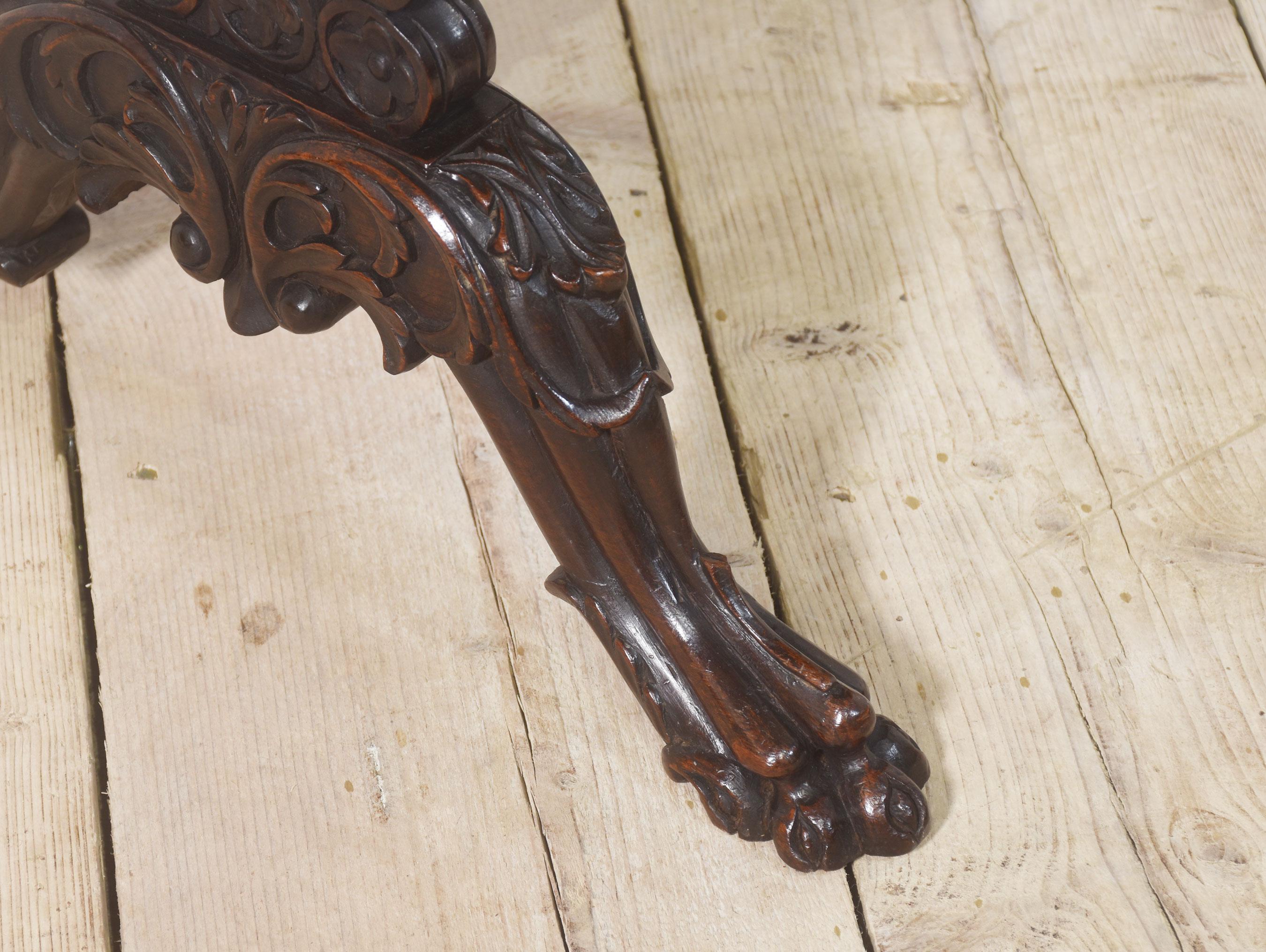 Table d'appoint en acajou sculpté du 19e siècle en vente 6