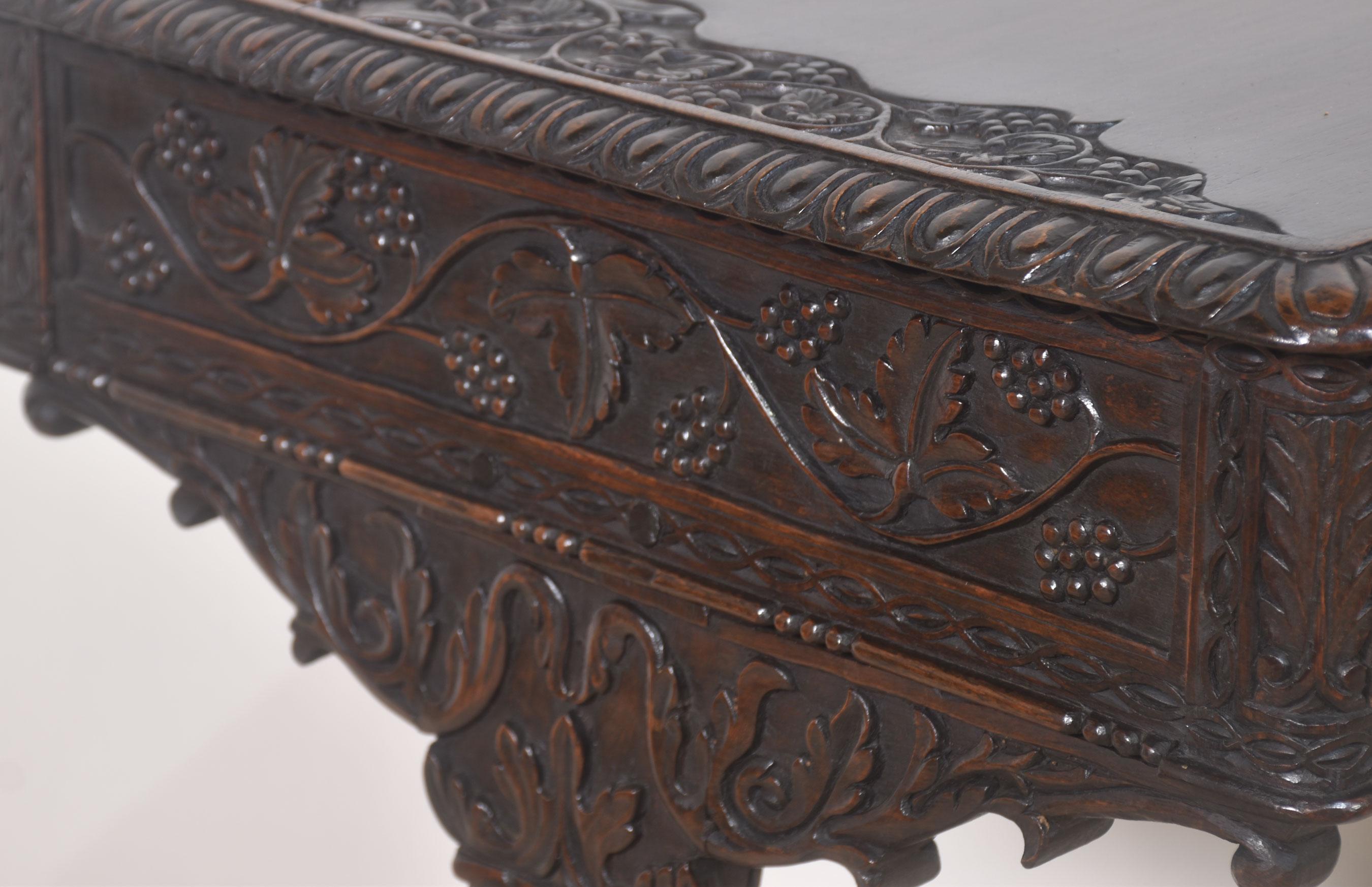 Table d'appoint en acajou sculpté du 19e siècle en vente 7