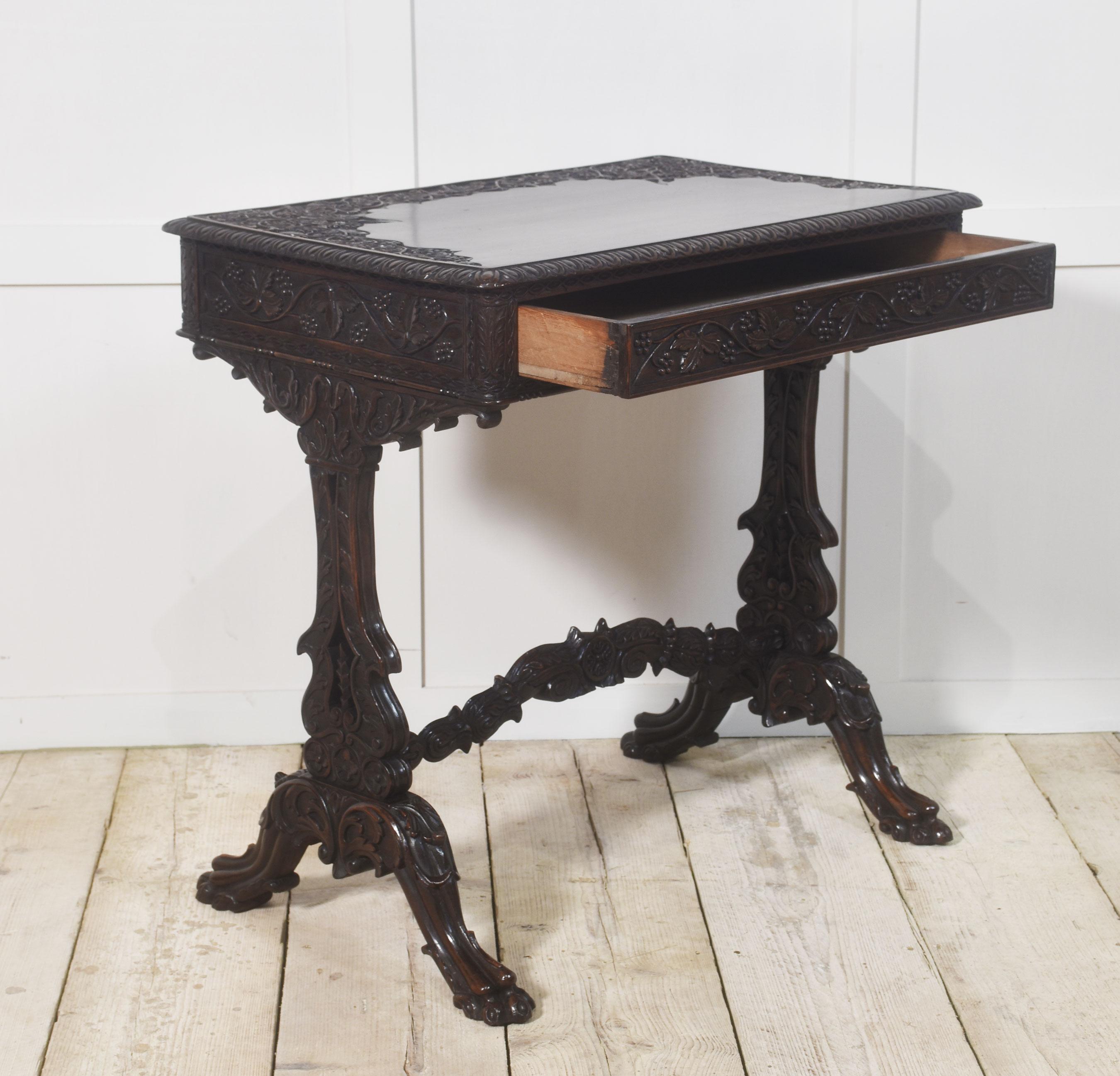 Table d'appoint en acajou sculpté du 19e siècle en vente 8