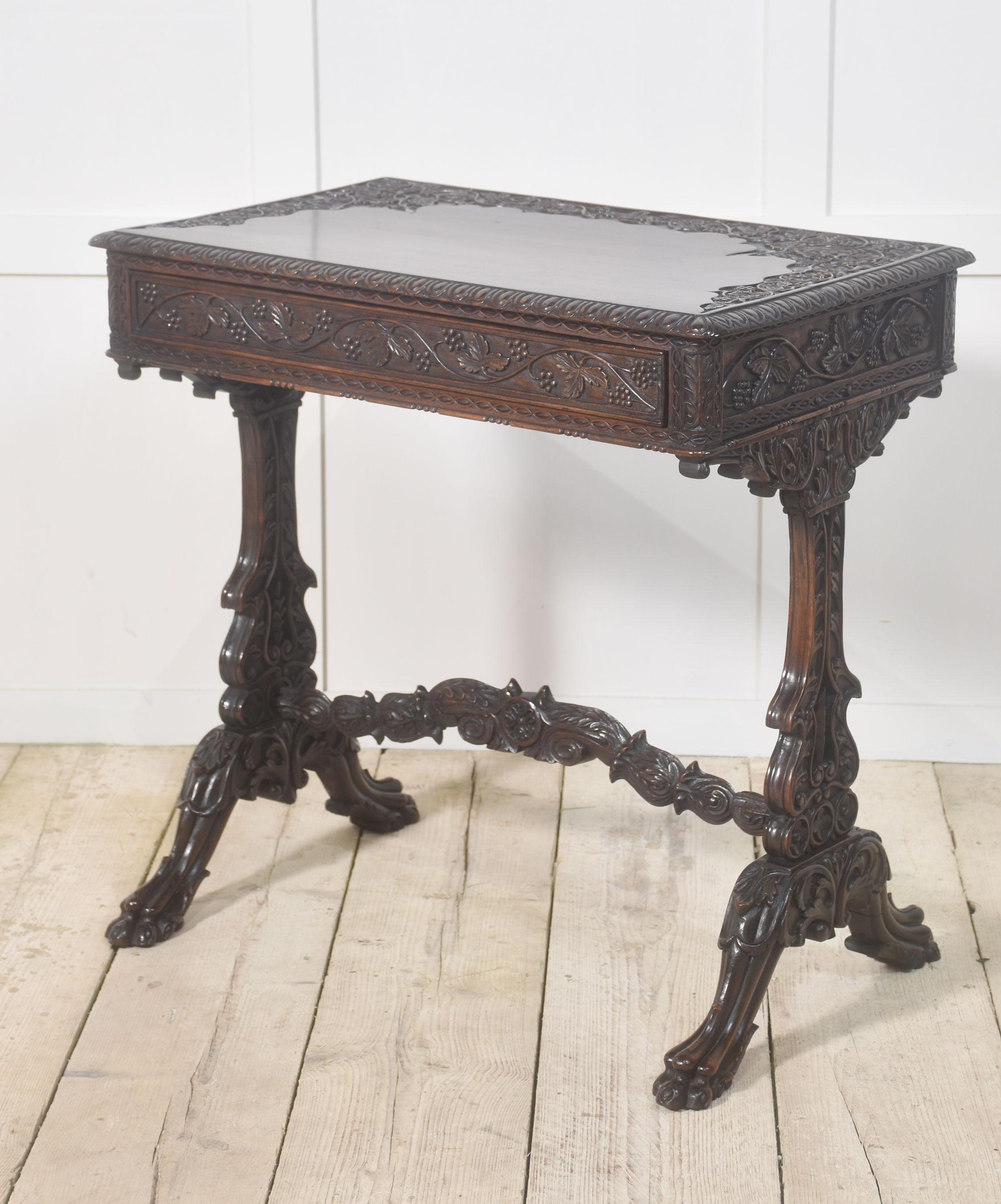 Britannique Table d'appoint en acajou sculpté du 19e siècle en vente