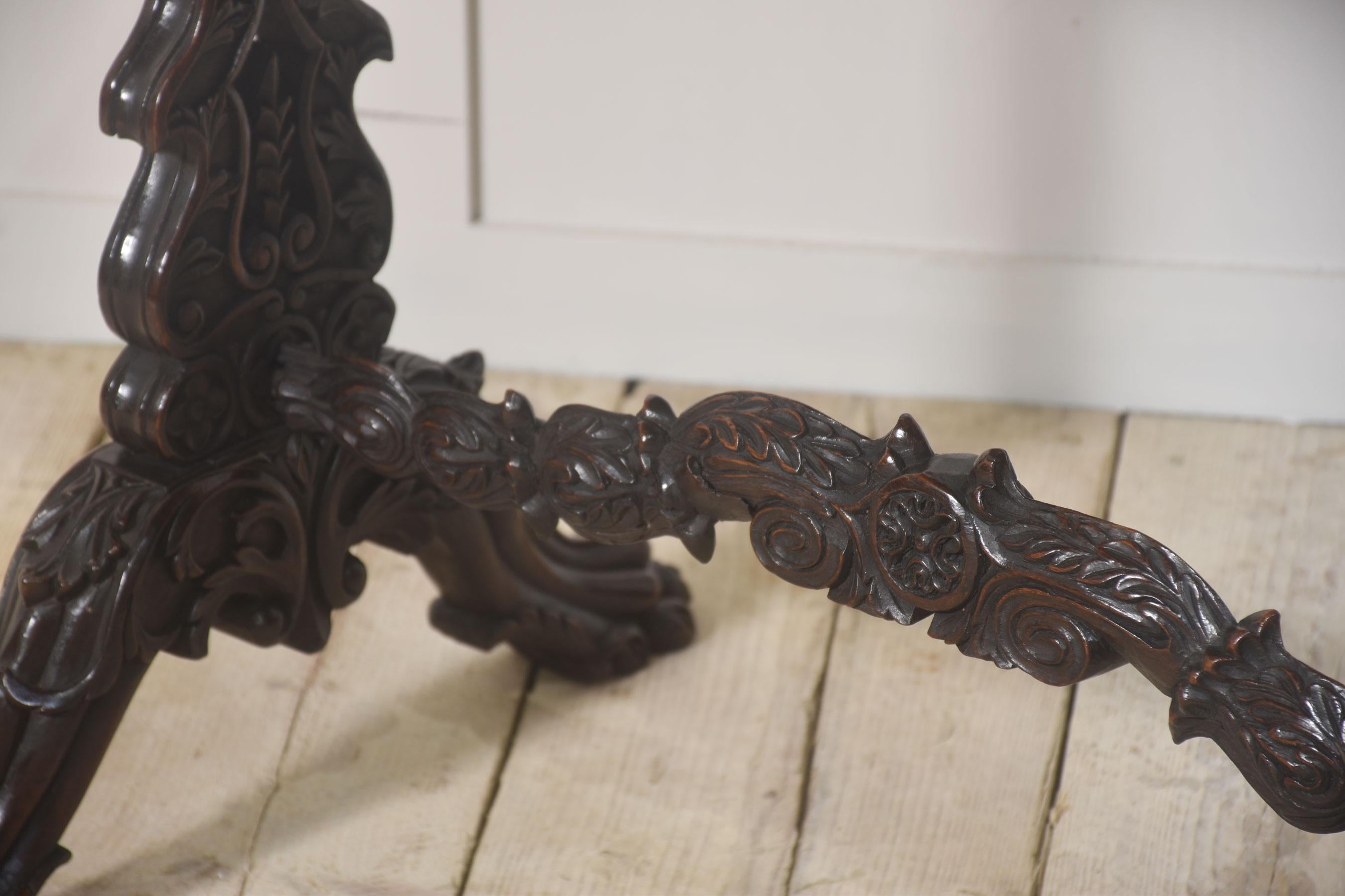 XIXe siècle Table d'appoint en acajou sculpté du 19e siècle en vente