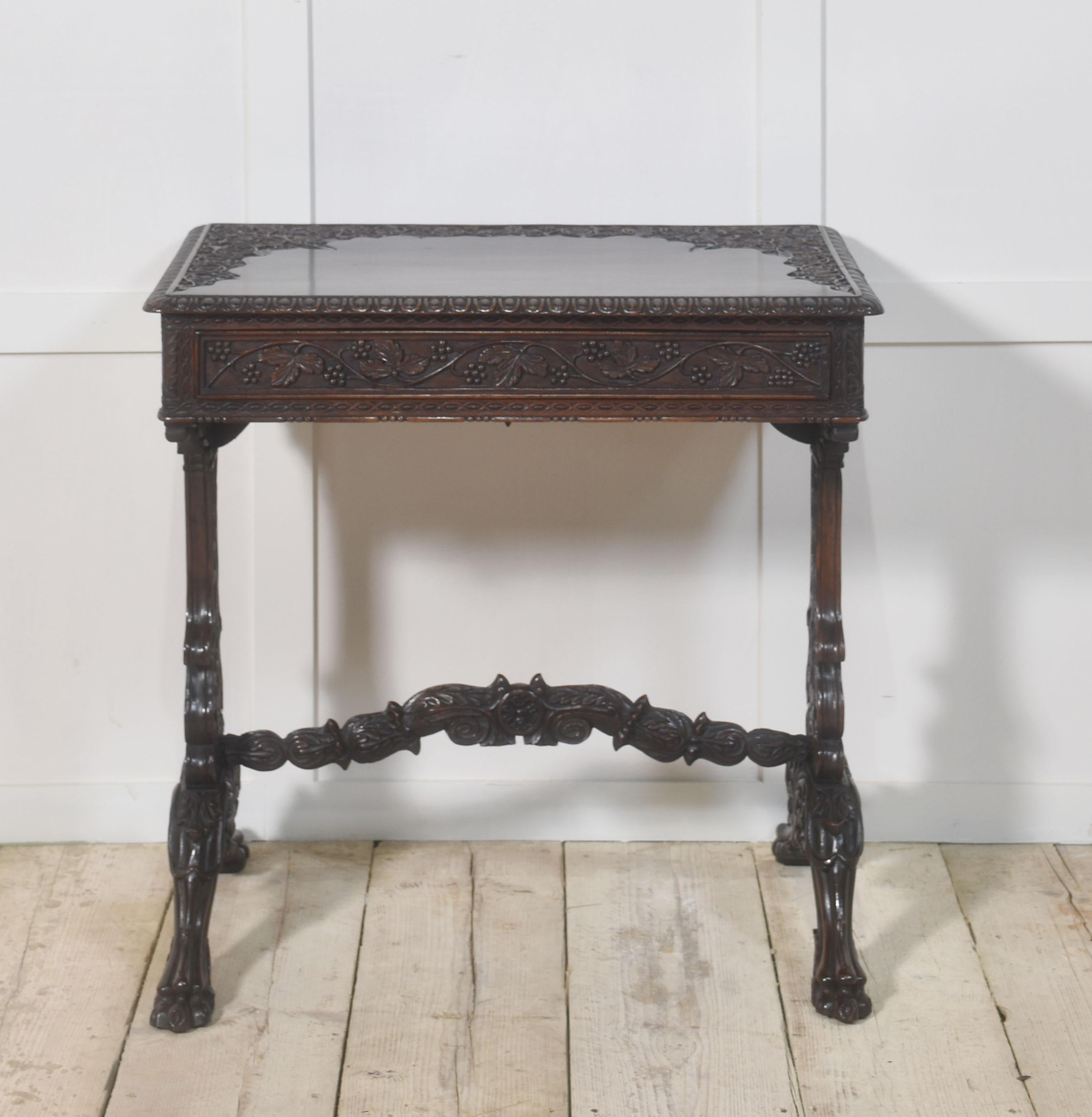 Bois Table d'appoint en acajou sculpté du 19e siècle en vente