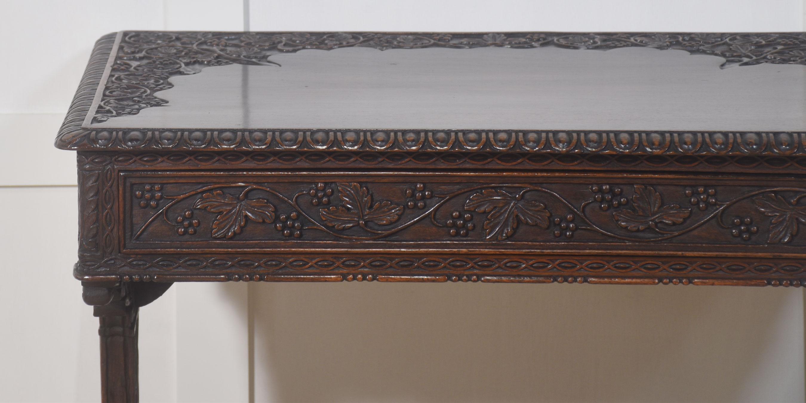 Table d'appoint en acajou sculpté du 19e siècle en vente 1