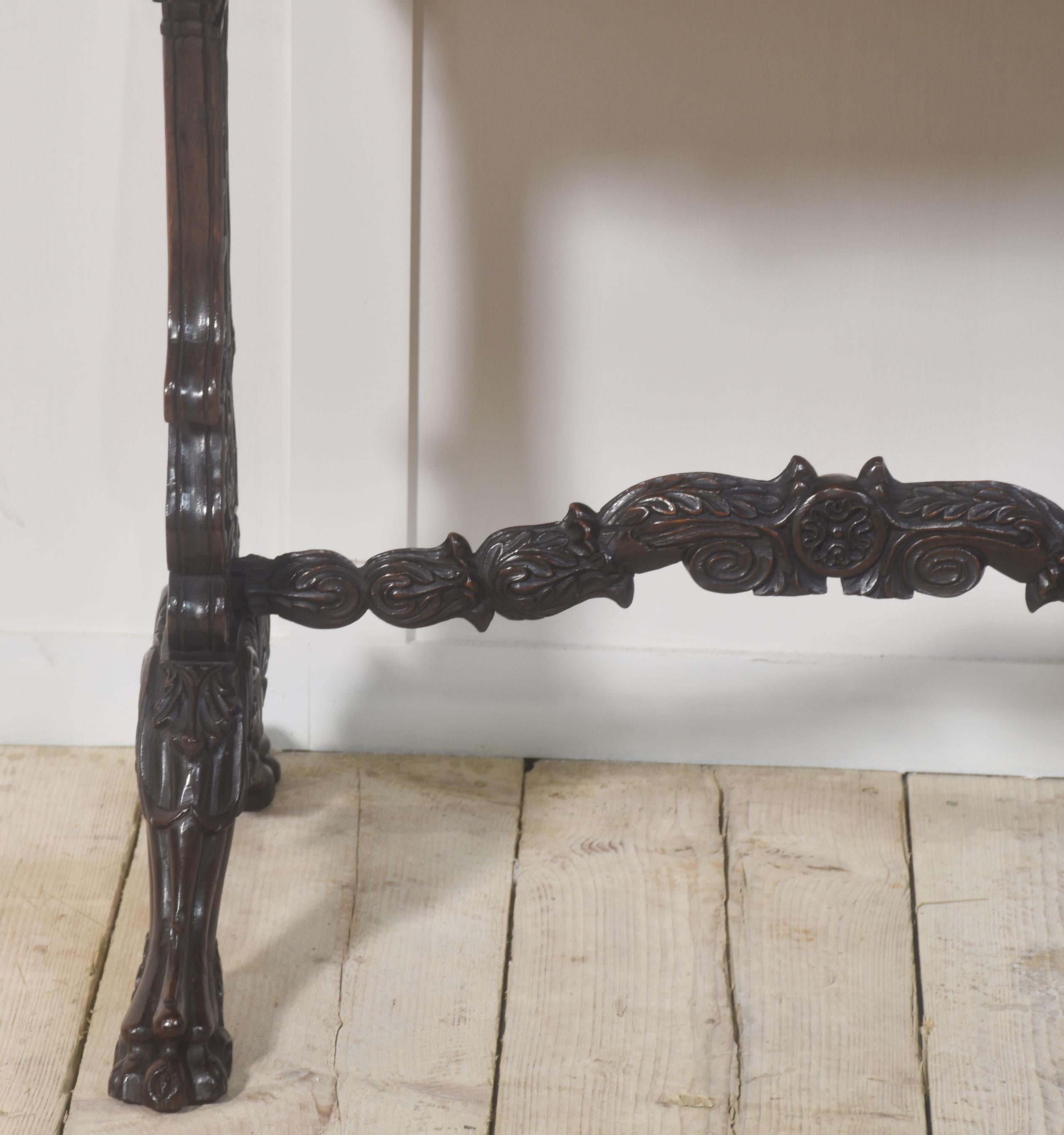 Table d'appoint en acajou sculpté du 19e siècle en vente 2