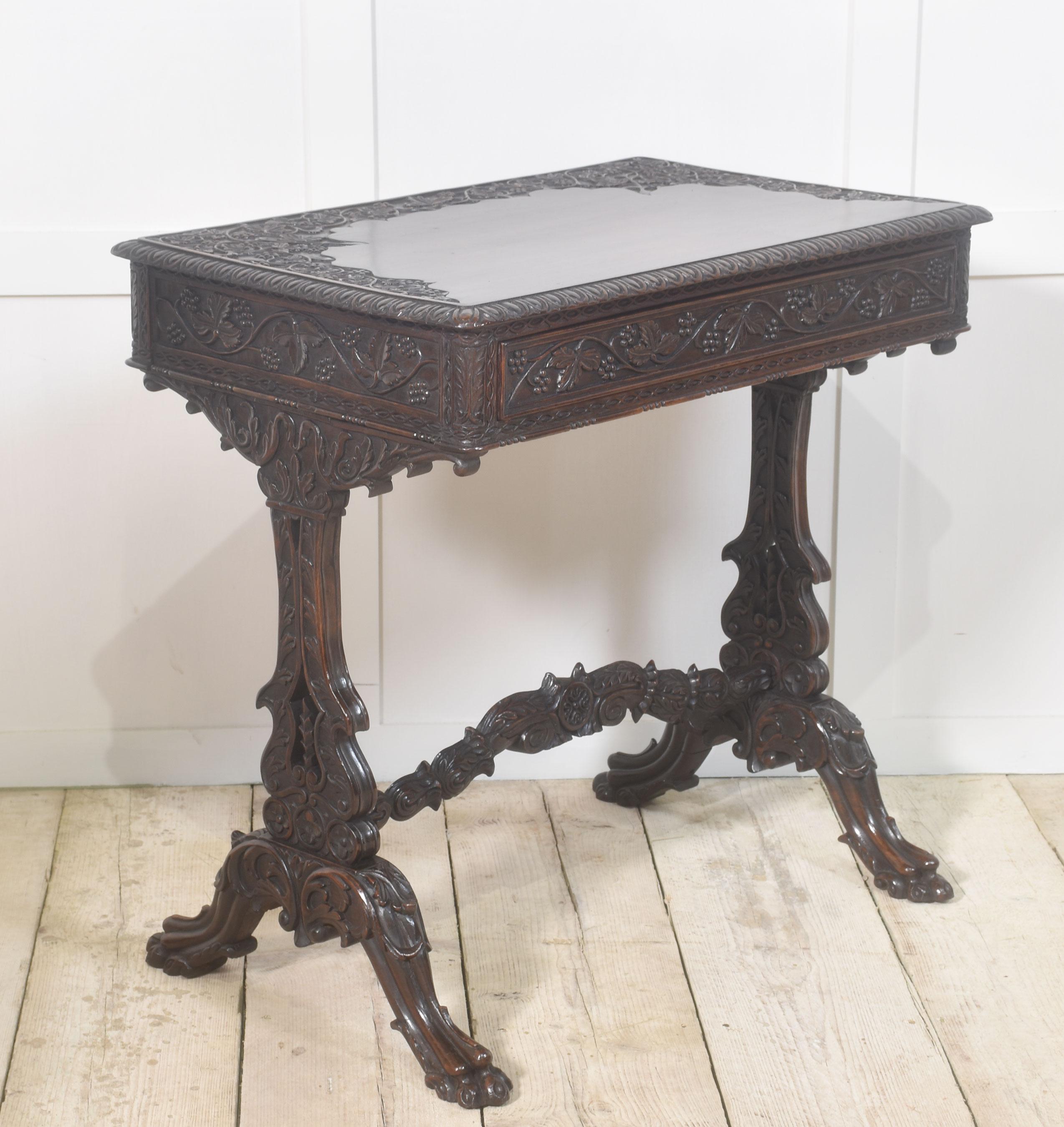 Table d'appoint en acajou sculpté du 19e siècle en vente 3