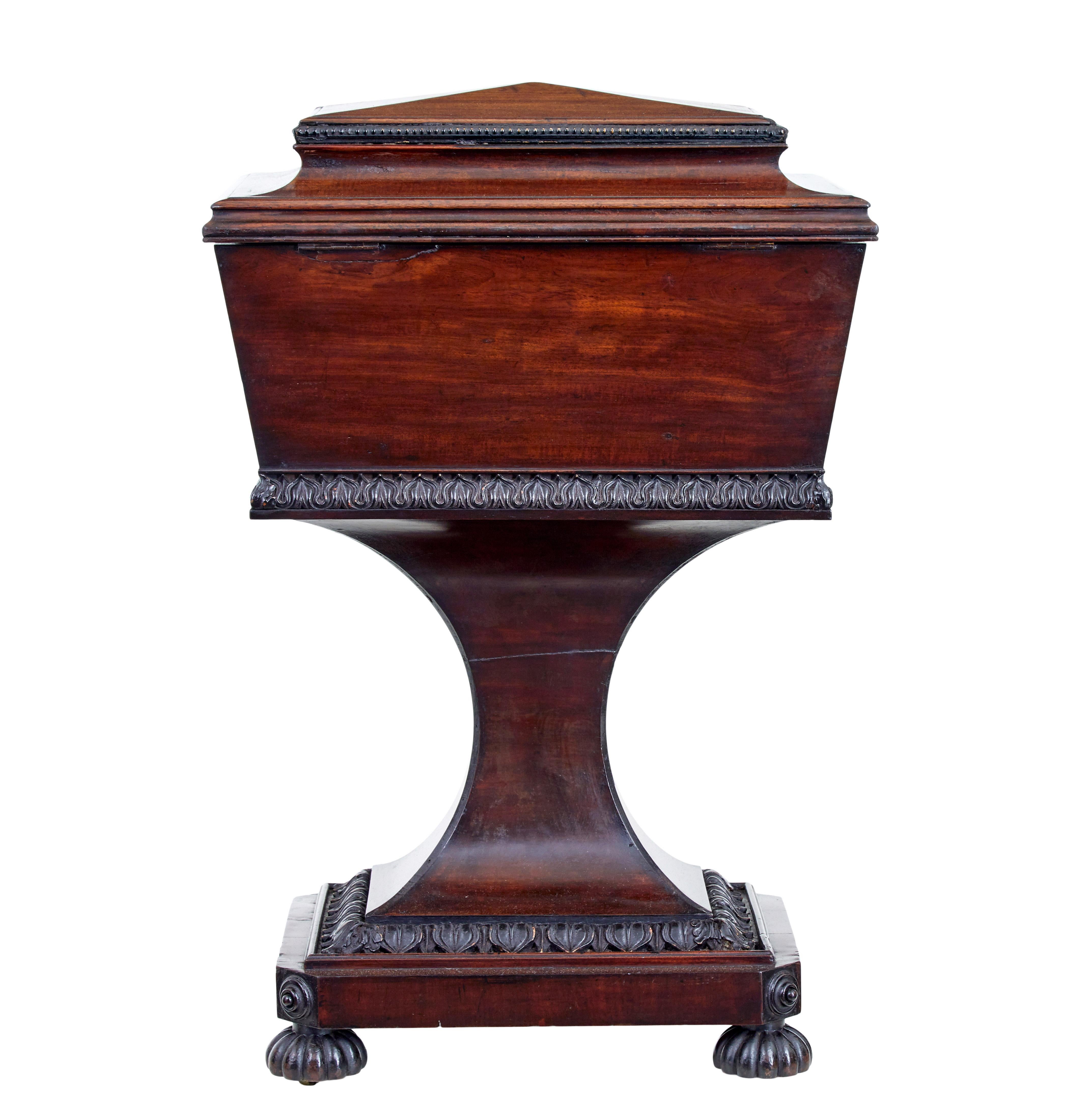 Tetería de caoba tallada del siglo XIX con el sello Gillows Inglés en venta