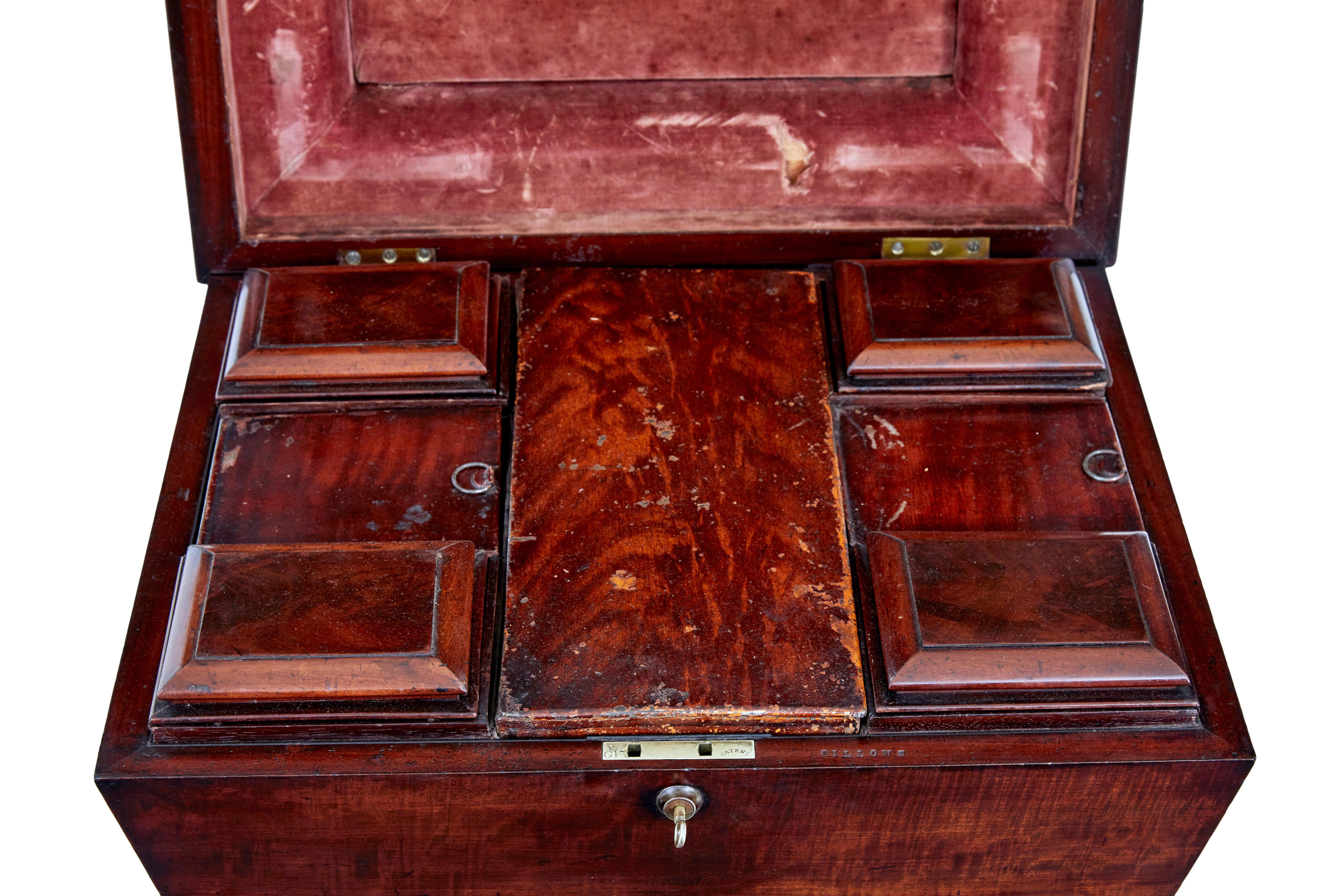 Tetería de caoba tallada del siglo XIX con el sello Gillows Caoba en venta