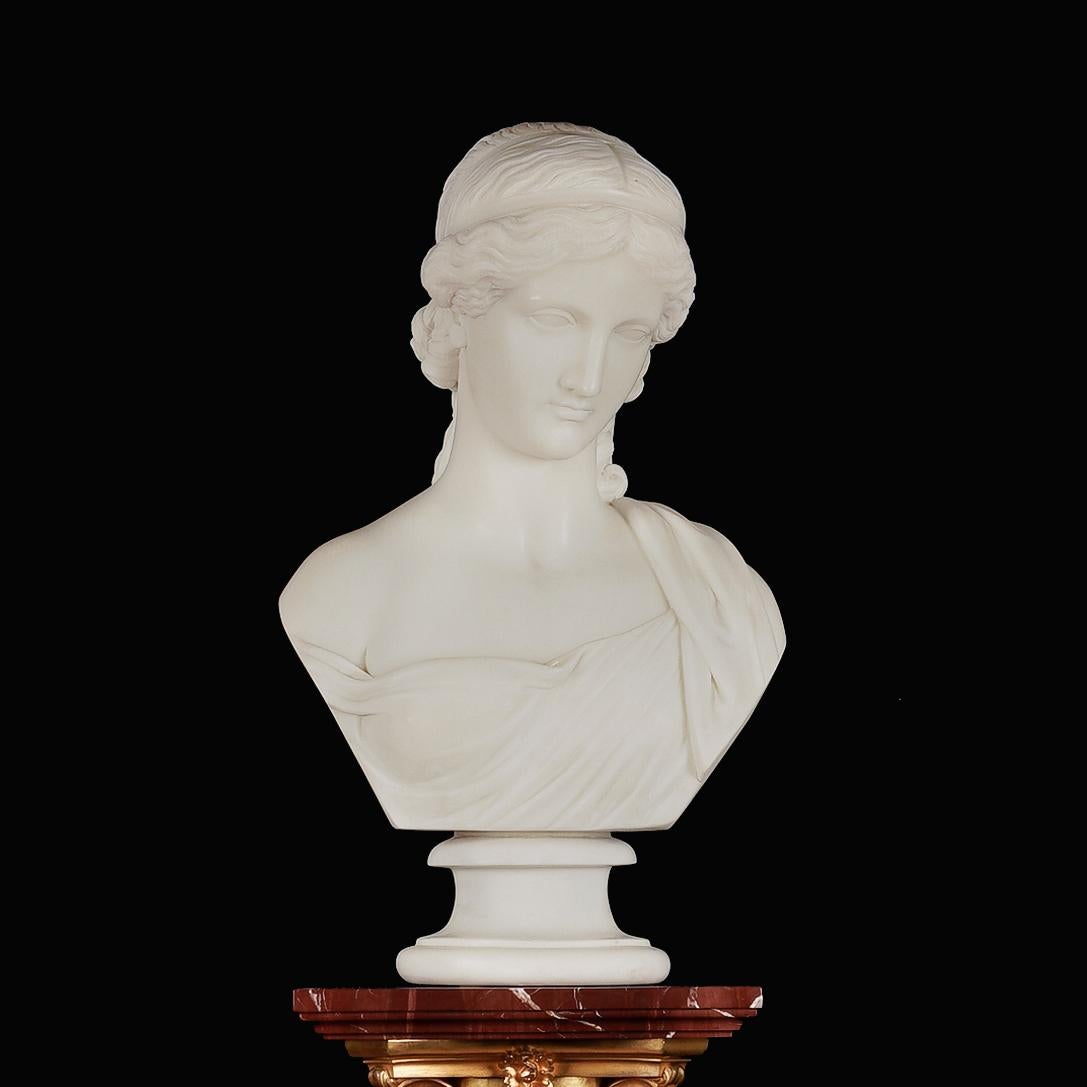 Eine geschnitzte Marmorbüste einer Nymphe
Von Robert Physick (1815-1882)

Die aus Carrara-Marmor geschnitzte weibliche Büste ist auf dem Sockel signiert und datiert 
