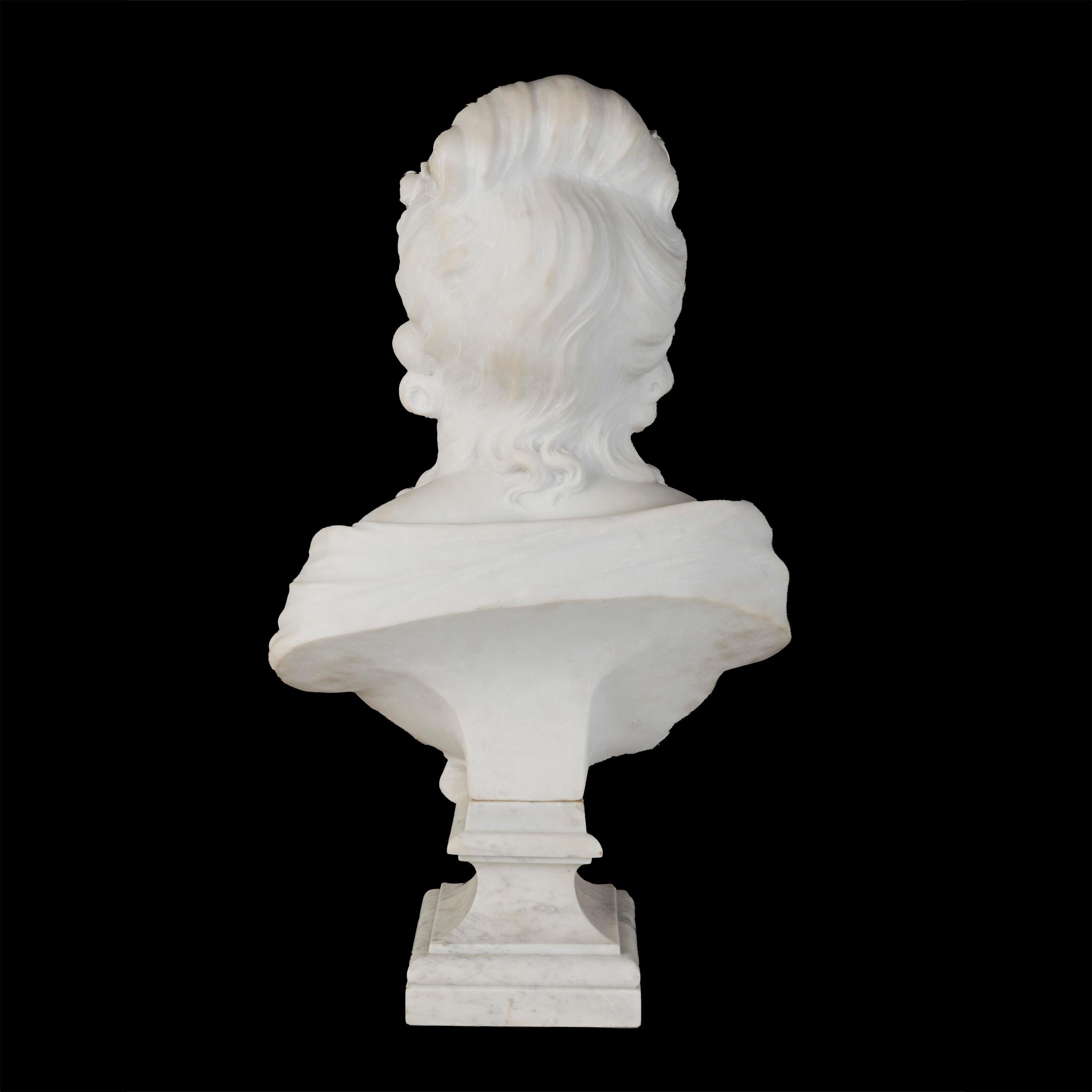 Marbre Buste Confidante de Marie-Antoinette en marbre sculpté du 19ème siècle en vente