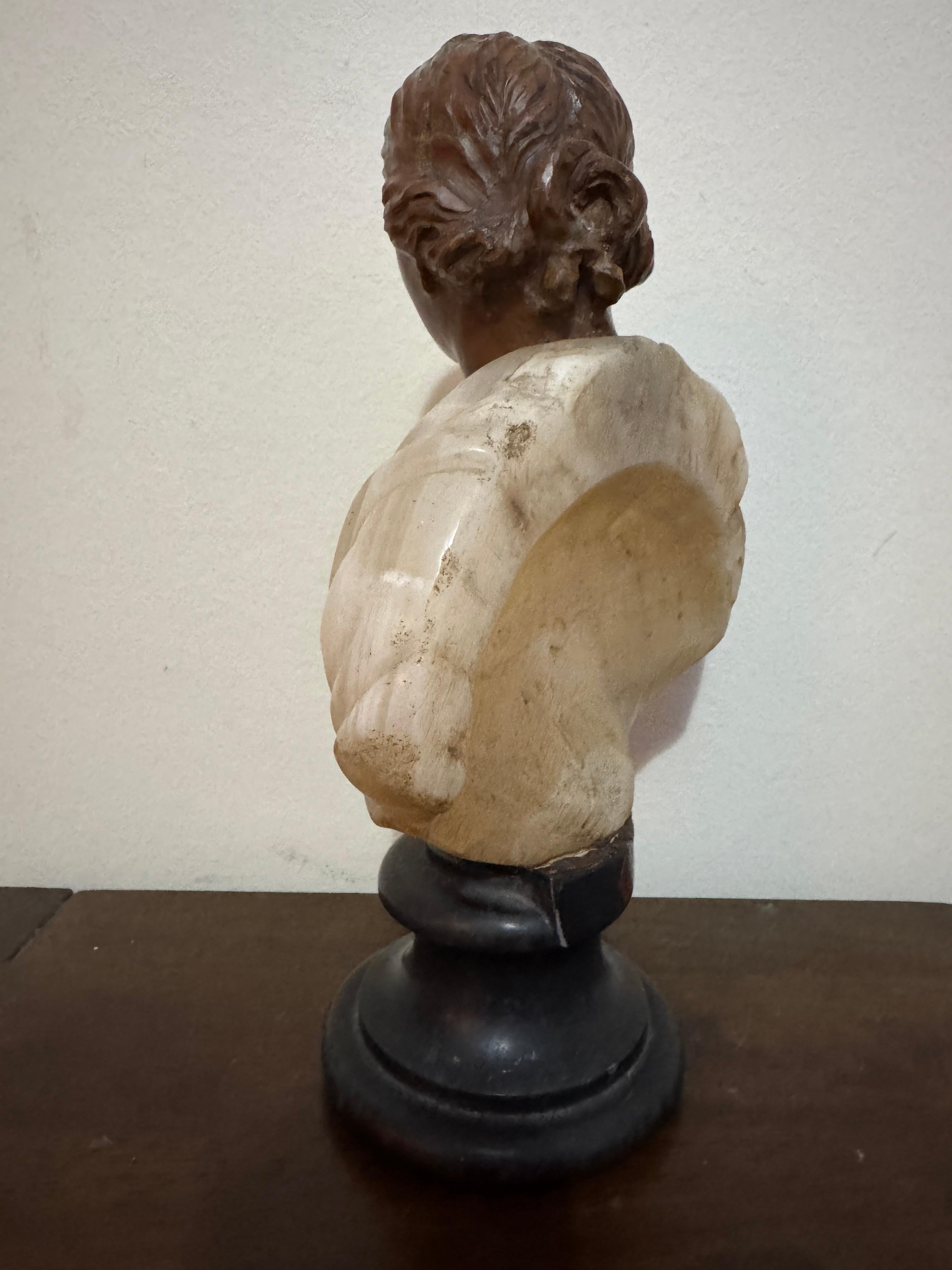 Geschnitztes Marmorporträt einer Frau aus dem 19. im Angebot 4