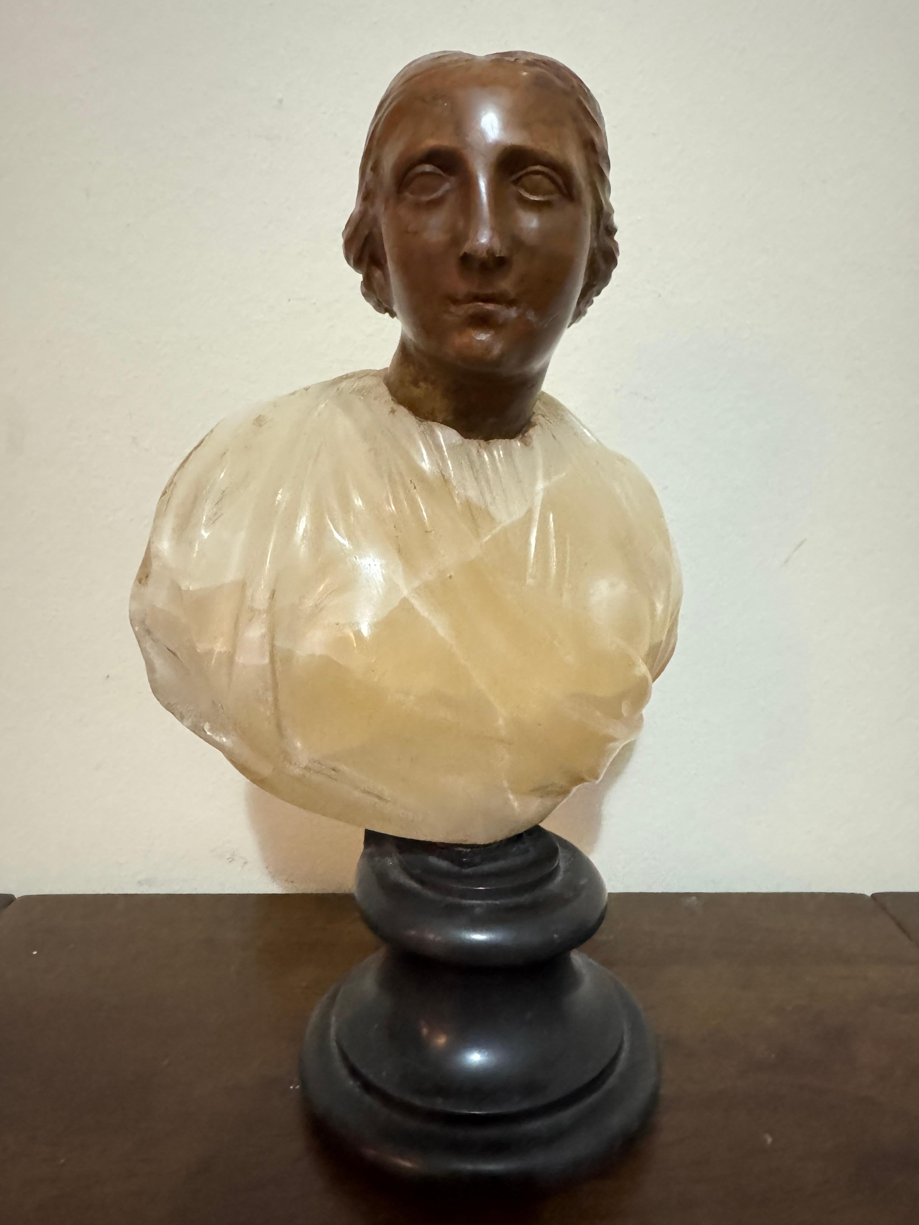 19. Jahrhundert geschnitzten Marmor Porträt einer Frau. Aus rötlich-braunem Marmor geschnitzt, im klassischen Stil dargestellt, in eine Büste aus Alabaster eingesetzt und mit einem Sockel aus dunkelgrauem Marmor versehen.